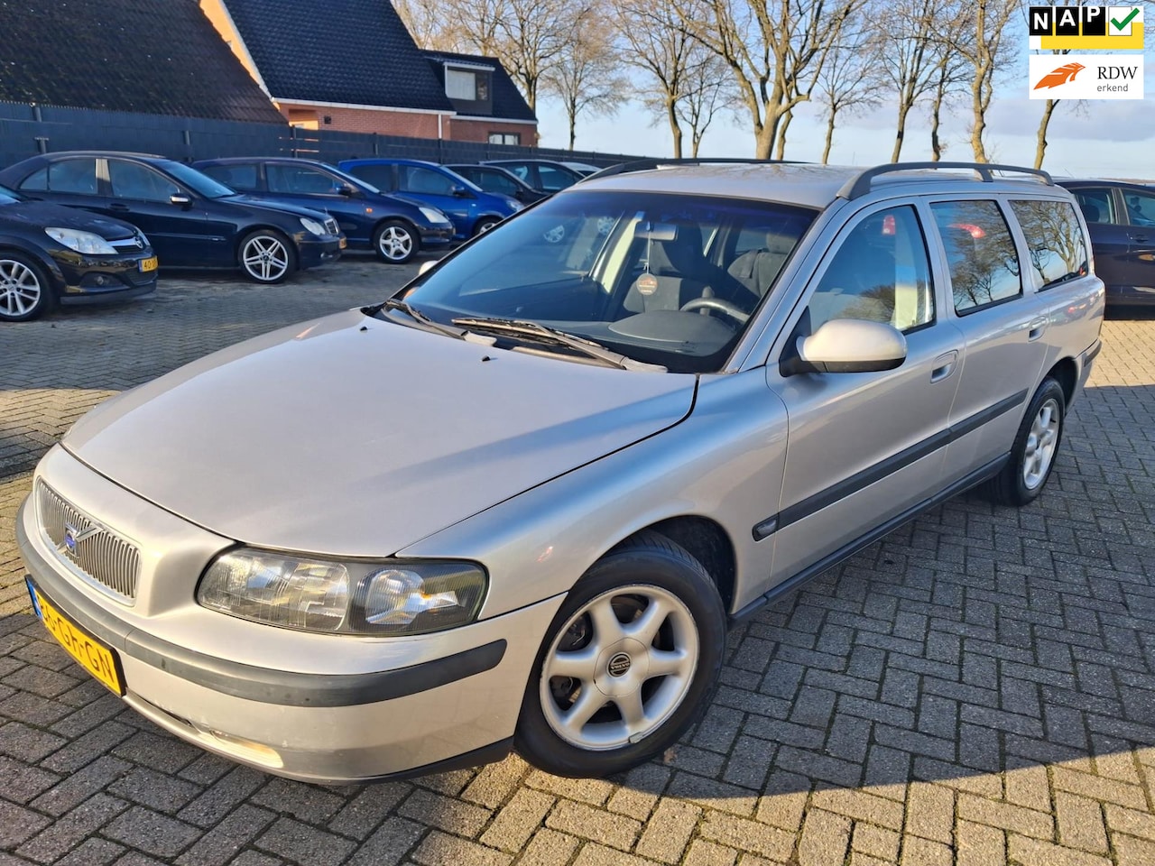 Volvo V70 - 2.4 Comfort Line LPG 2000. Airco/Cruise/Trekhaak etc.. APK 12-2026 - AutoWereld.nl