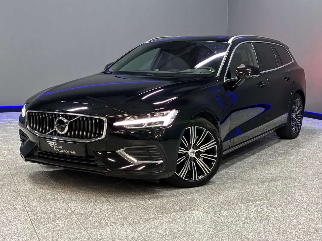 Volvo V60 - 2.0 T8 Twin Engine AWD R-Design 360°|HUD|B&W|Trekhaak|Pano - AutoWereld.nl