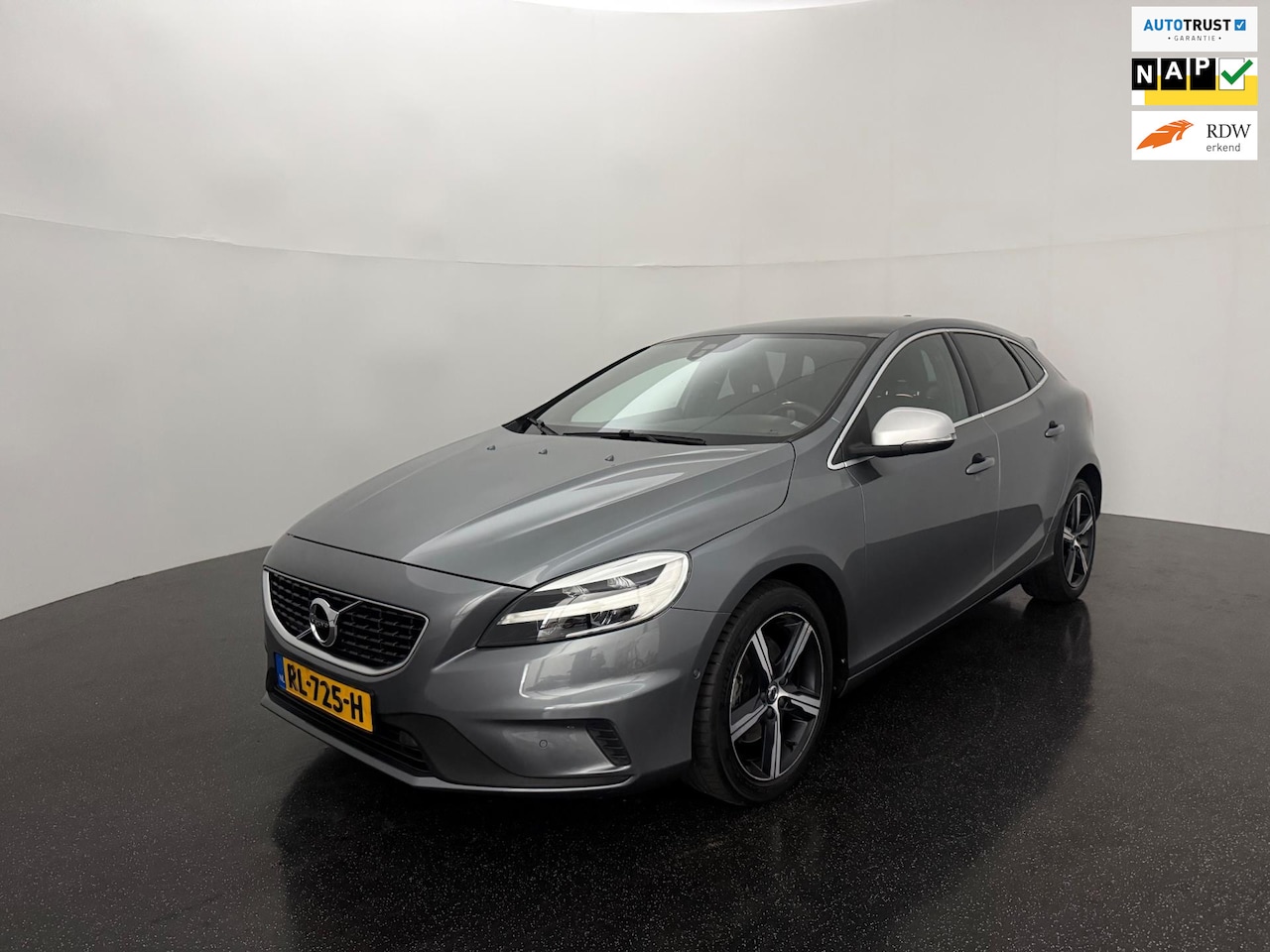 Volvo V40 - 2.0 T4 R-Design Sport / Pano / Leder / Keyless - AutoWereld.nl