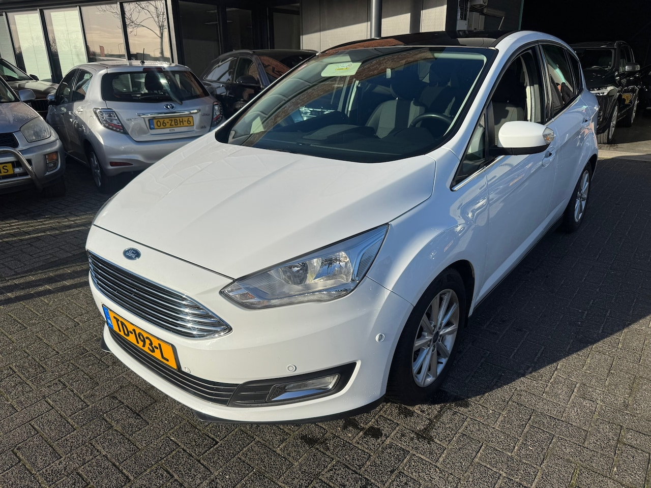 Ford C-Max - 1.5 Titanium AUTOMAAT PANO CRUISE TREKHAAK HISTORIE COMPLEET - AutoWereld.nl