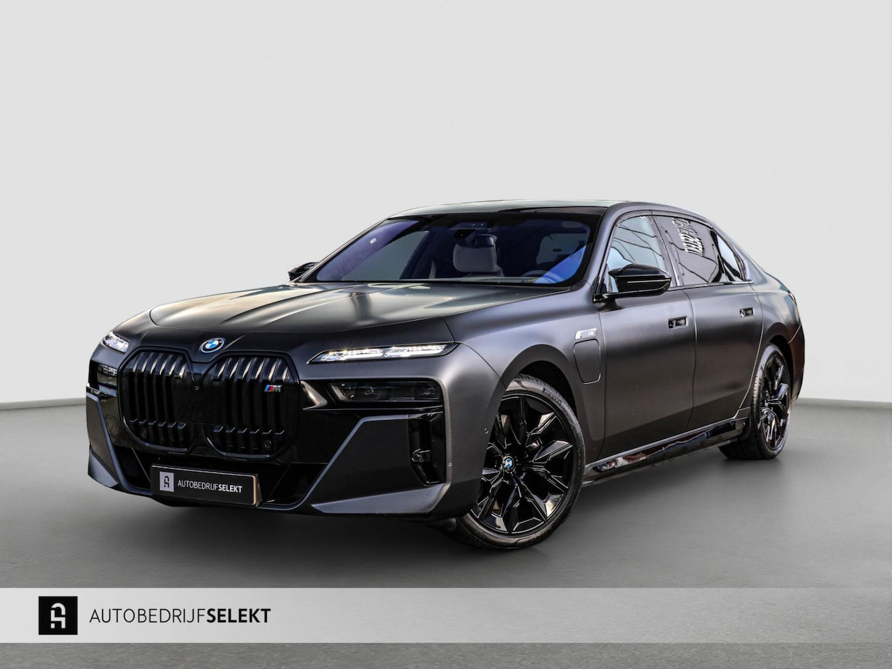 BMW 7-serie - M760e xDrive - Frozen Deep Grey - Lounge & Entertainment - Bowers & Wilkins - Aut. Doors - - AutoWereld.nl