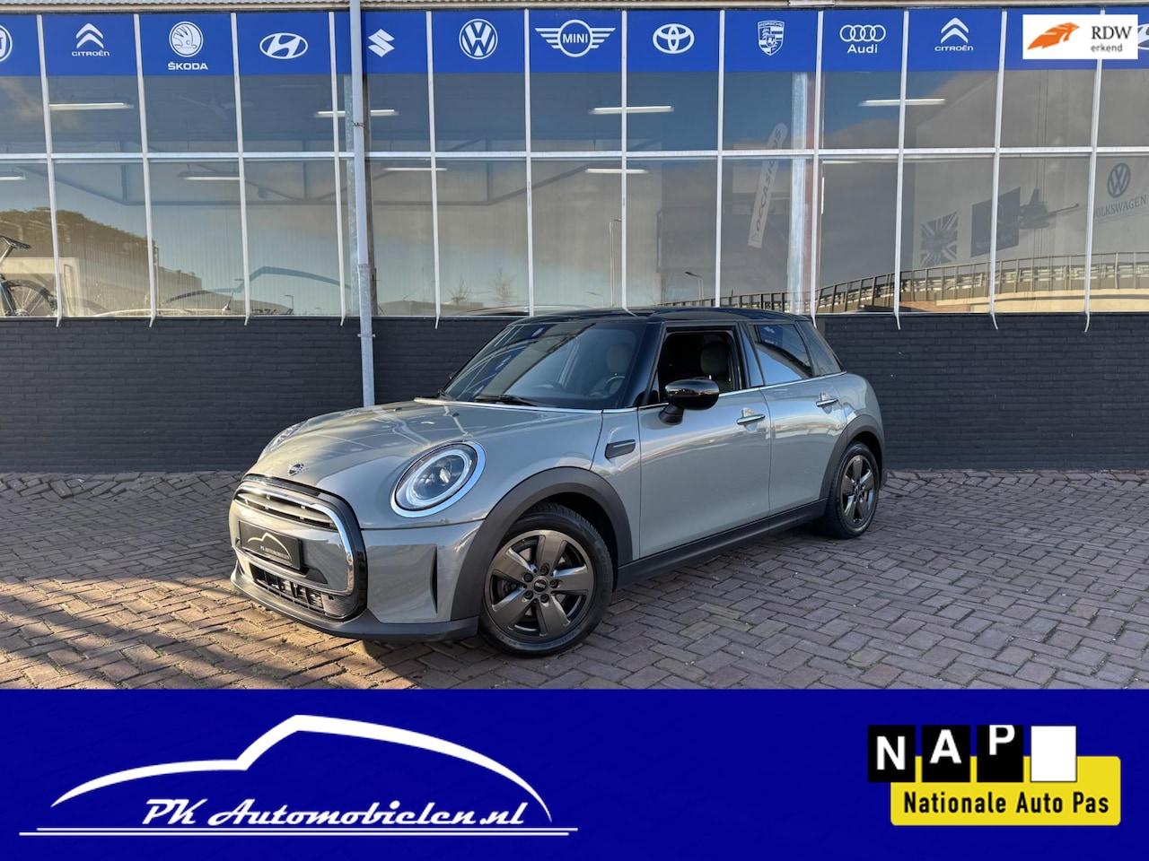 MINI Cooper - Mini 1.5 Essential **CAMERA + STOELVERW + NAVI + PDC + CARPLAY** - AutoWereld.nl