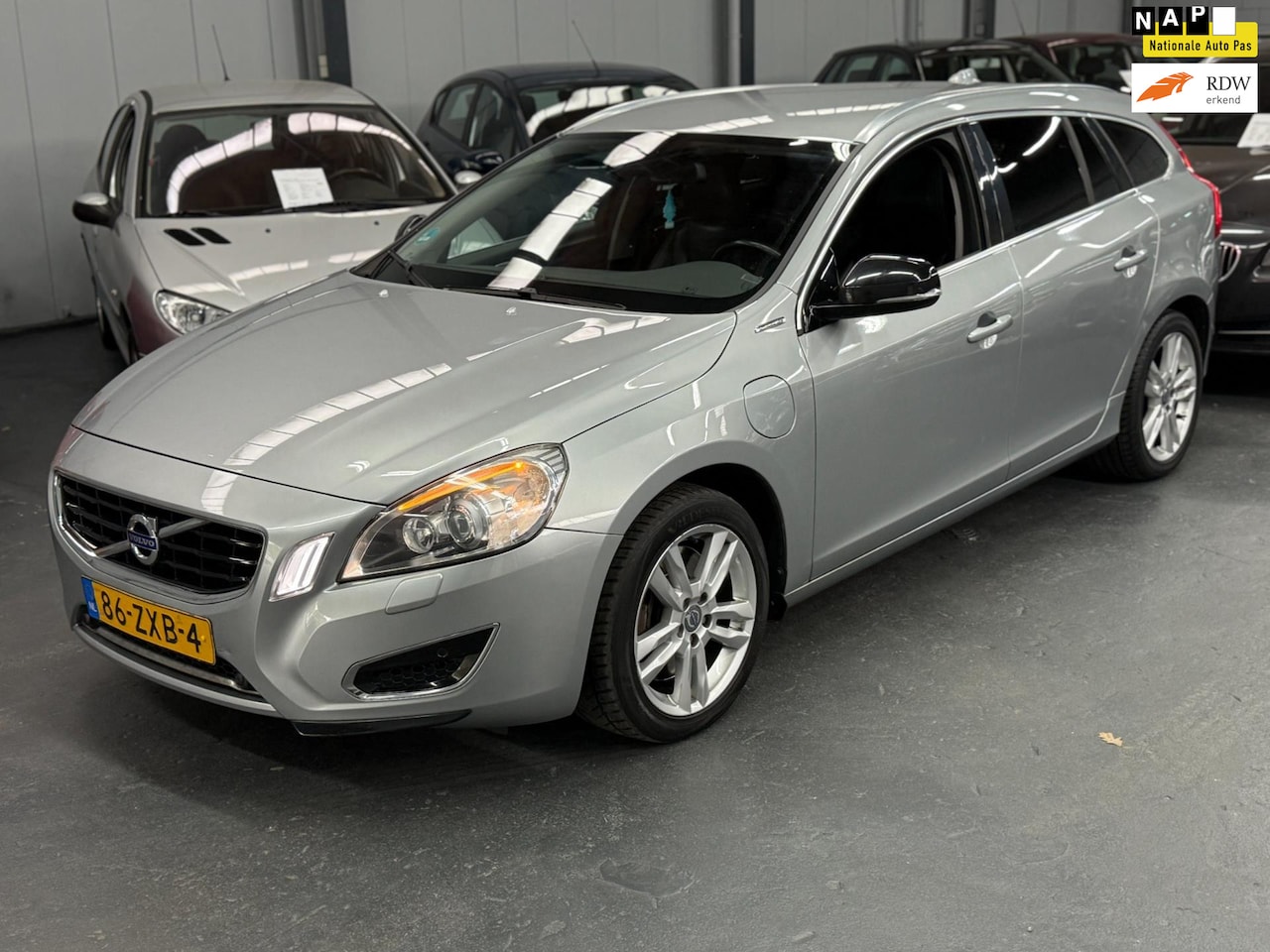 Volvo V60 - 2.4 D6 AWD Plug-In Hybrid Summum 280pk APK NAP Automaat - AutoWereld.nl