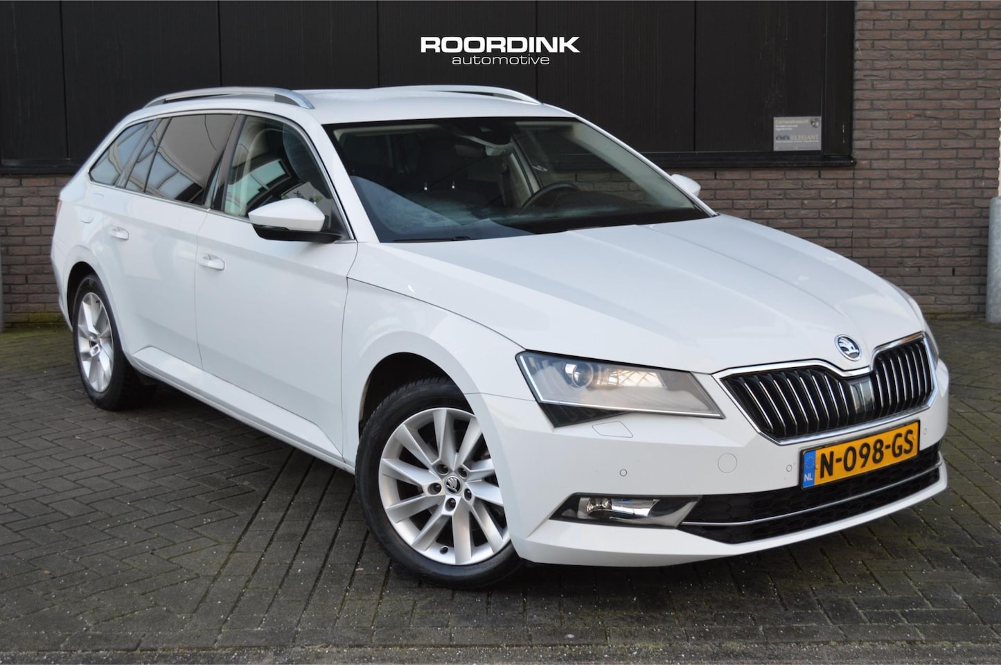 Skoda Superb Combi - Clima|Cruise|Carplay|Led|Trekhaak|Automaat - AutoWereld.nl