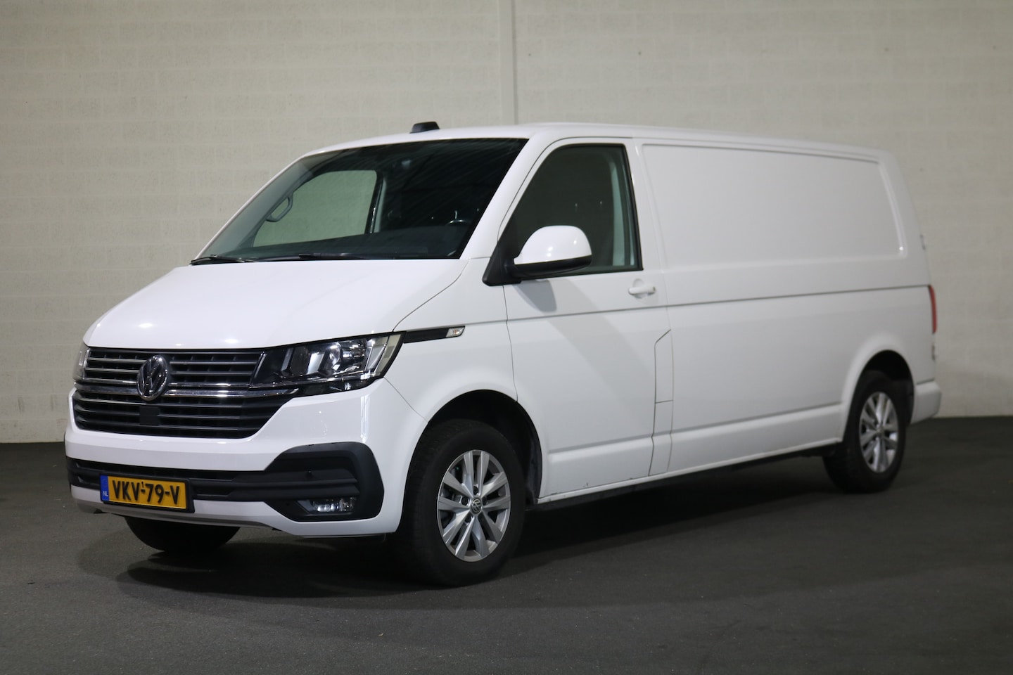Volkswagen Transporter - 2.0 TDI 150pk L2 H1 Automaat Airco Camera Trekhaak - AutoWereld.nl