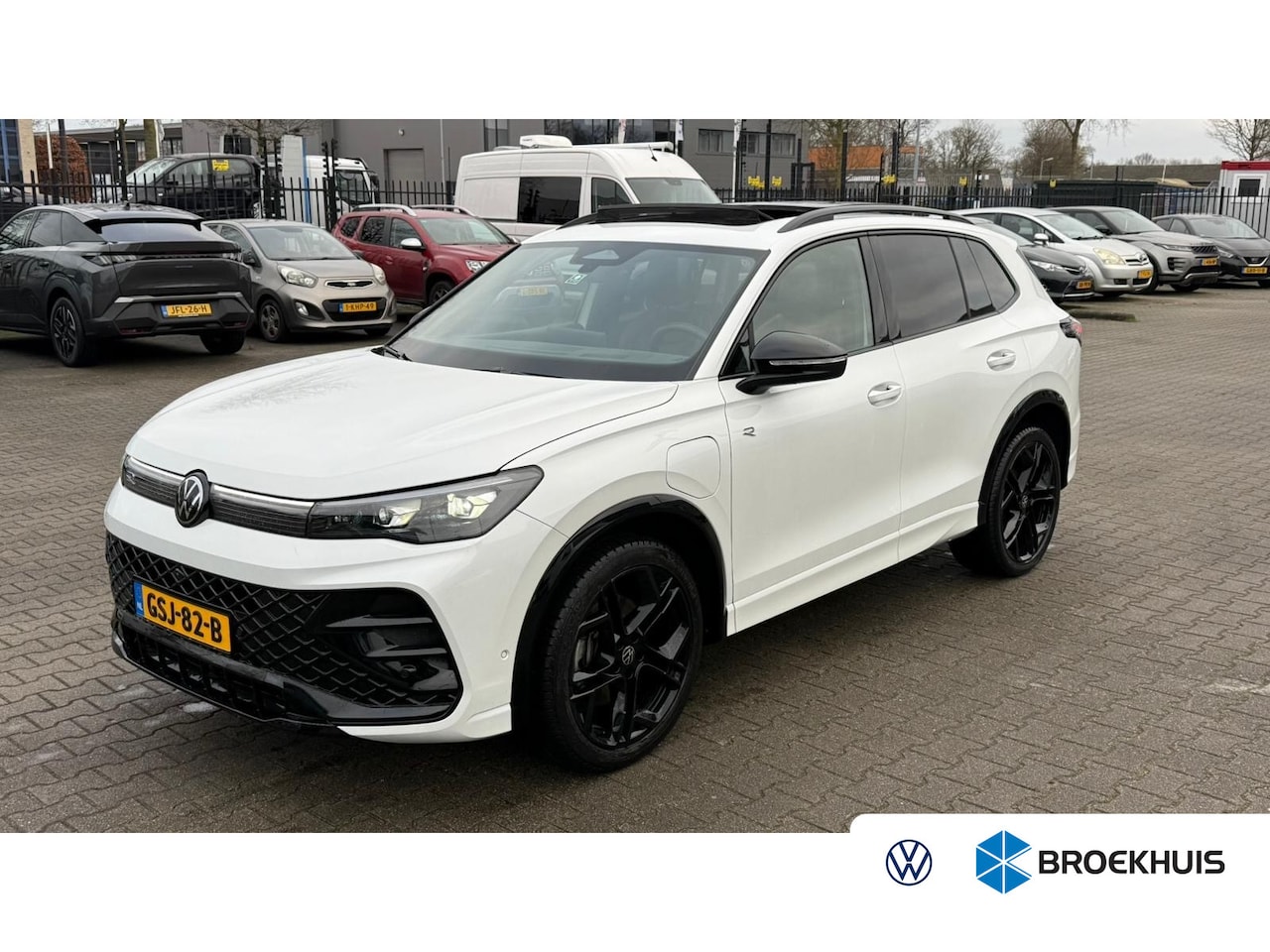 Volkswagen Tiguan - 1.5 eHybrid 272PK R-Line Business | PANORAMADAK | TREKHAAK | LEDER | 20 INCH | MASSAGESTOE - AutoWereld.nl