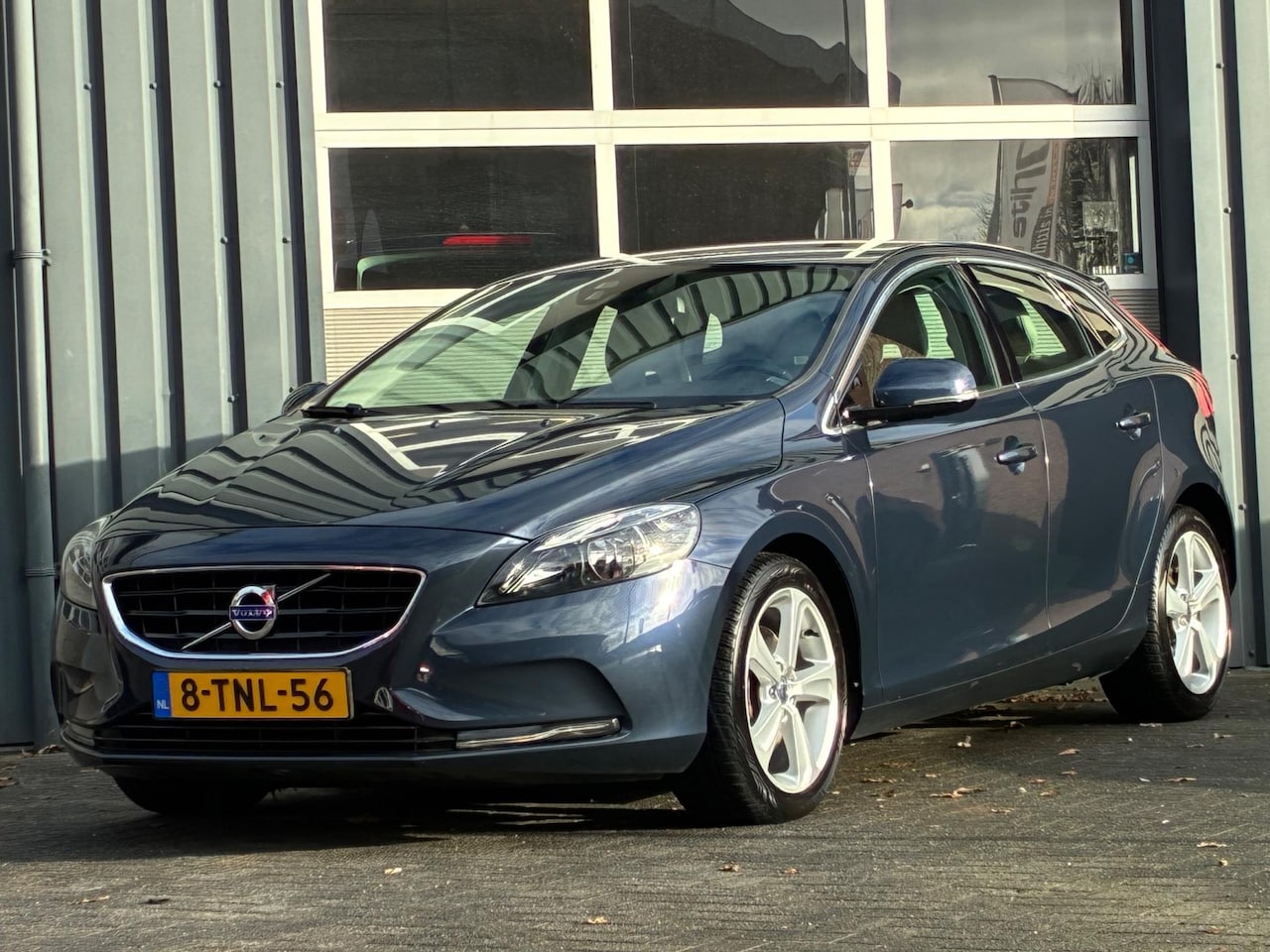 Volvo V40 - 1.6 T4 Summum Automaat, Navigatie, Leder, Climate control, Trekhaak - AutoWereld.nl
