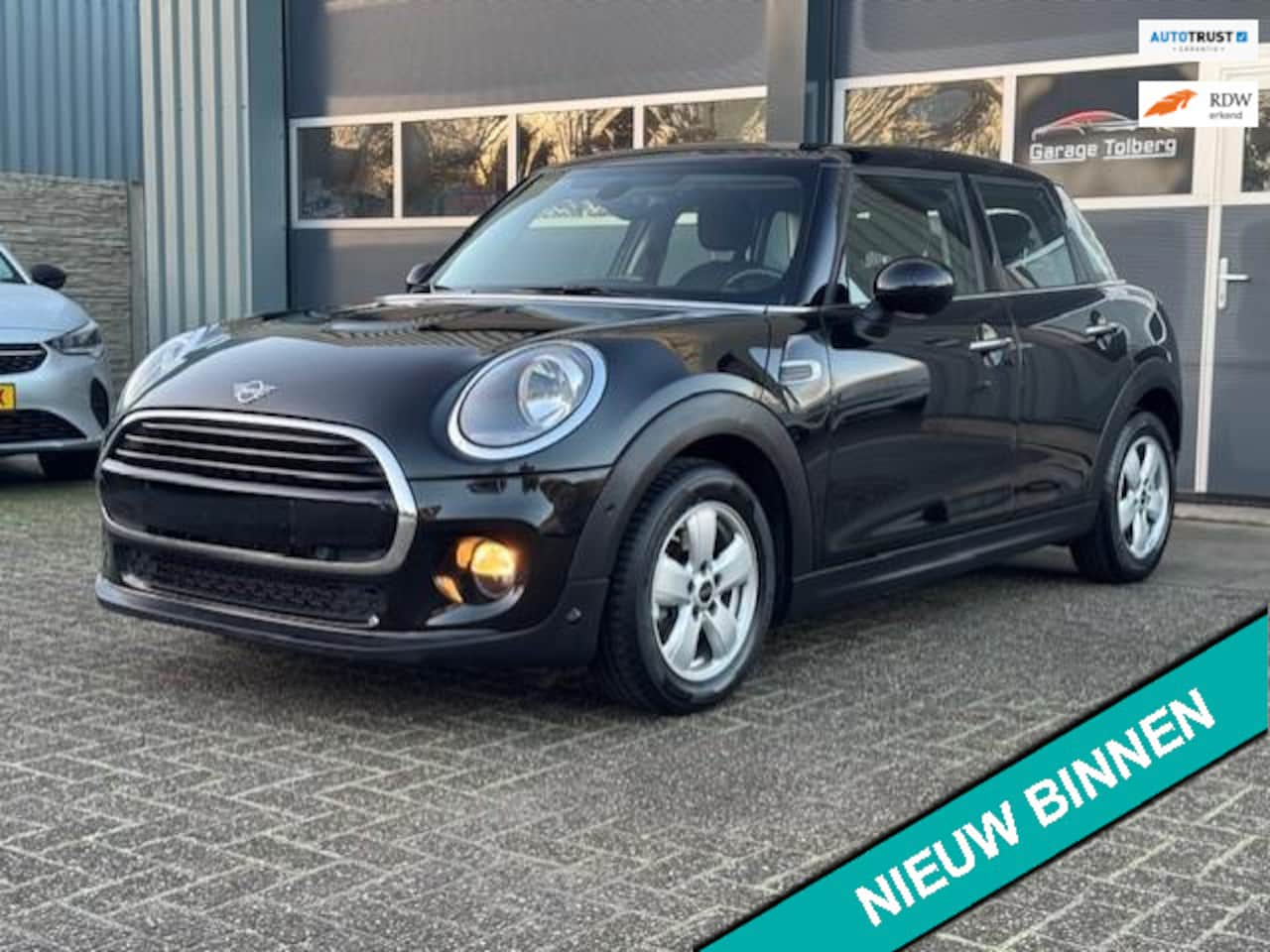MINI Cooper - Mini 1.5 een stijlvolle en sportieve Mini Cooper 5-deurs uit 2018 met extra ruimte en comf - AutoWereld.nl