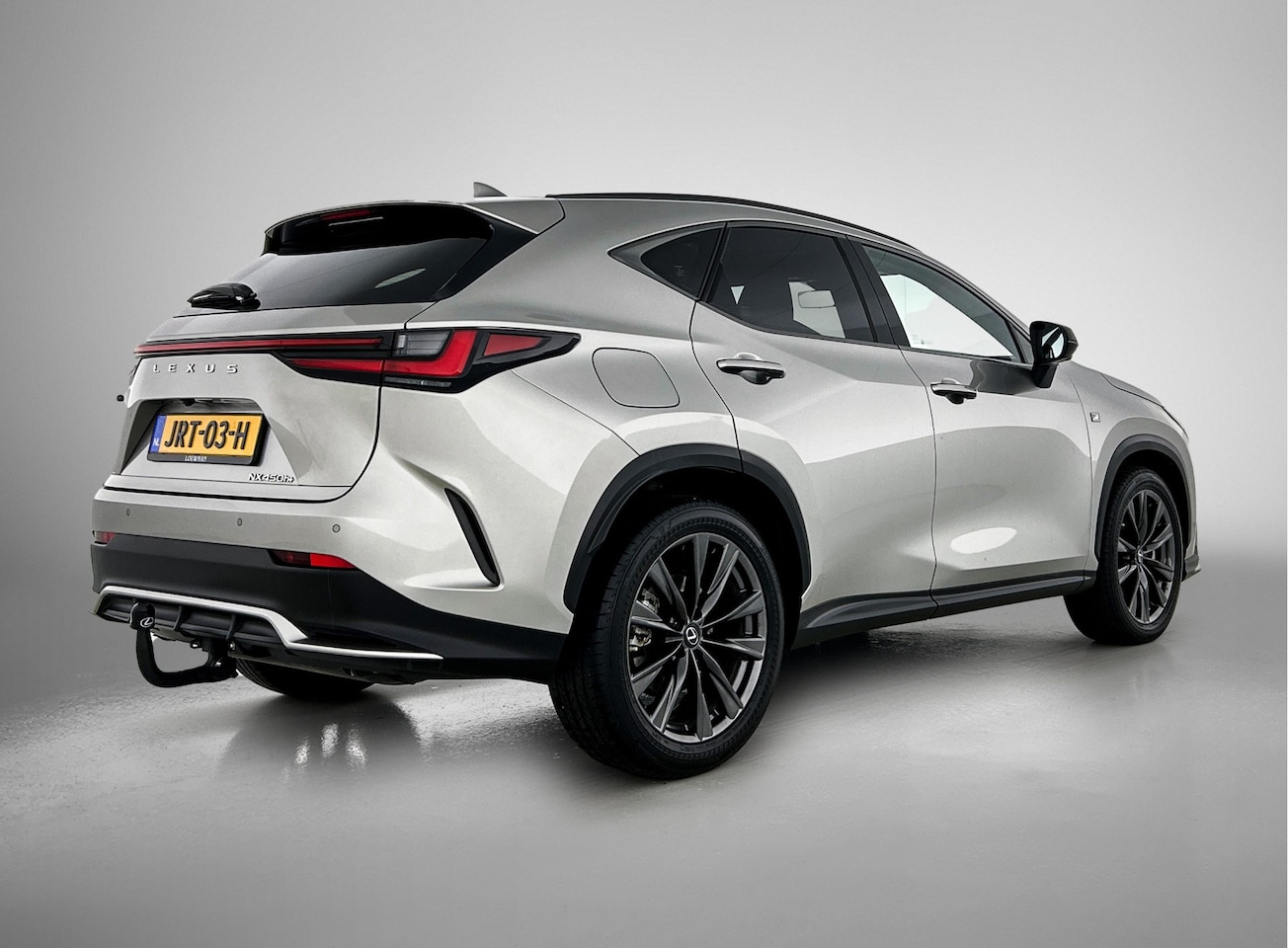 Lexus NX - 450h+ AWD F-Sport Line | Schuifdak | Trekhaak | Sportstoelen | Stoelverwarming en -ventila - AutoWereld.nl