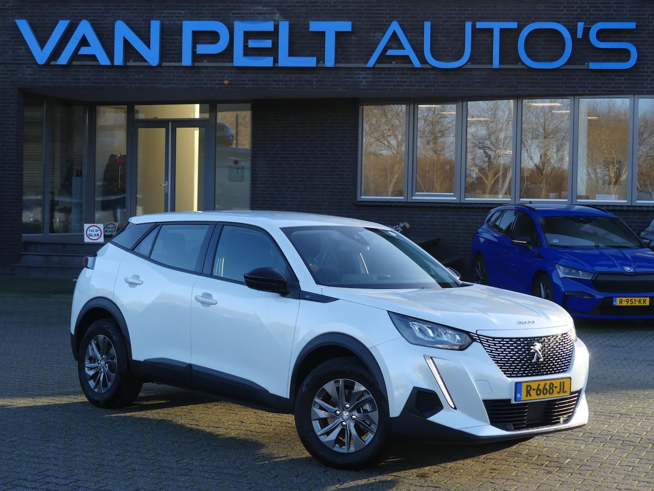 Peugeot e-2008 - EV Active Pack 50 kWh 3-Fase / Carplay / - AutoWereld.nl