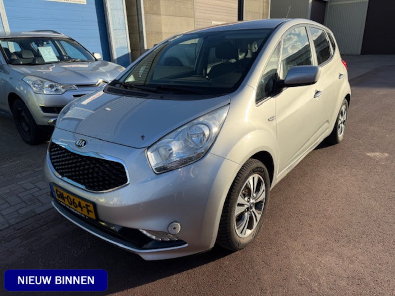 Kia Venga - 1.4 CVVT First Edition Facelift 100.668km NAP Navigatie Luxe uitvoering van de 2e eigenaar - AutoWereld.nl