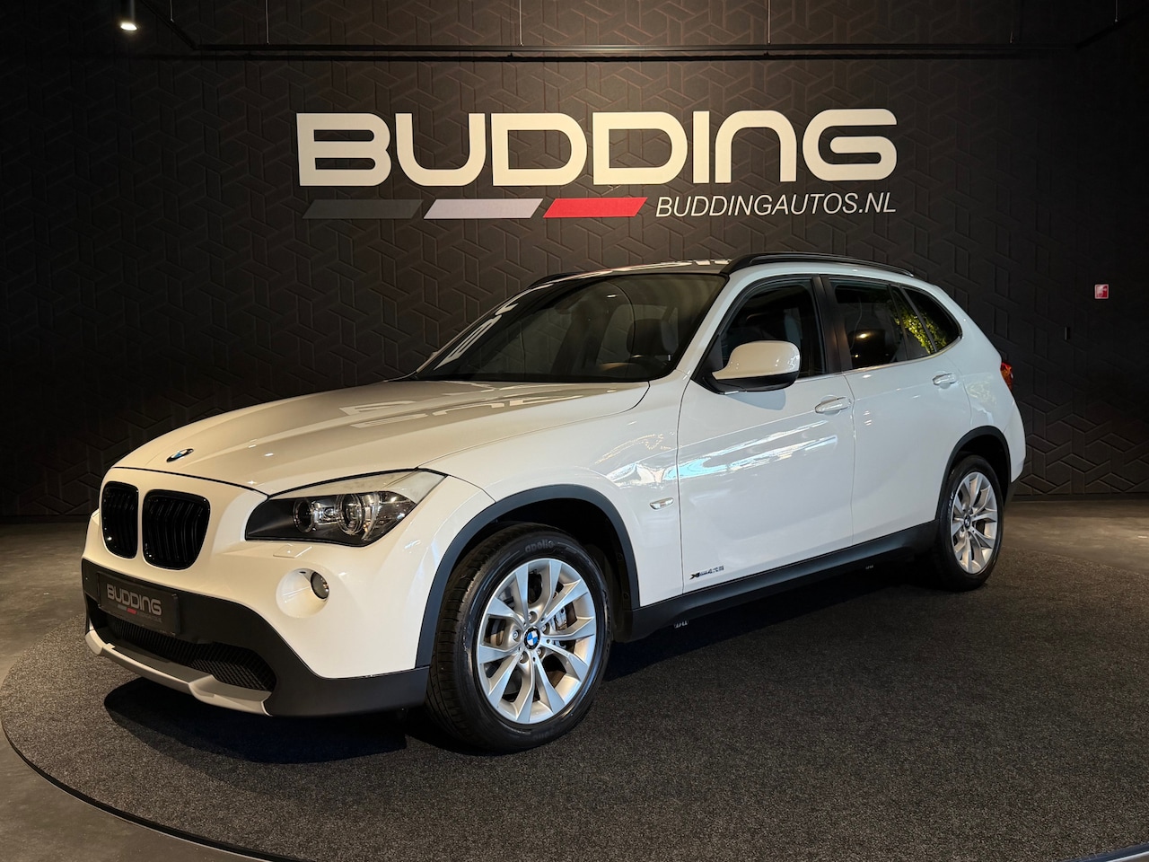 BMW X1 - xDrive28i Exe | Leder | Cruise | 6 Cilinder - AutoWereld.nl