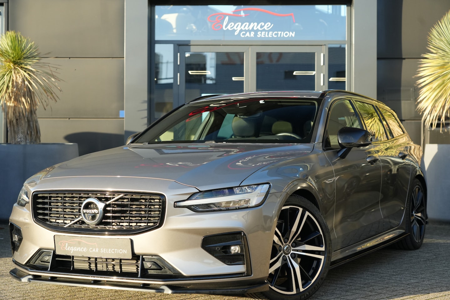 Volvo V60 - 2.0 B3 R-Design 164pk Panoramadak/Trekhaak/HarmanKardon - AutoWereld.nl