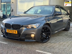 BMW 3-serie - 320i Executive/ AUTOMAAT/ M pakket/ nap/ dealeronderhouden/ 1jaar apk/ volle opties