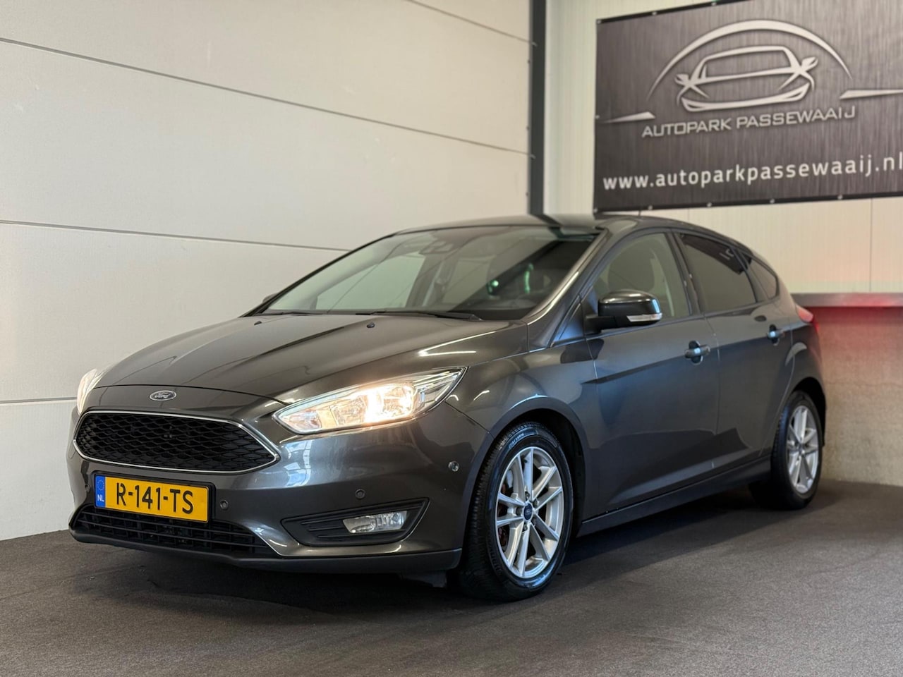 Ford Focus - 1.0 Titanium Cruise Control, Achteruitrijcamera, Bluetooth, Parkeersensoren Rondom, Stoelv - AutoWereld.nl