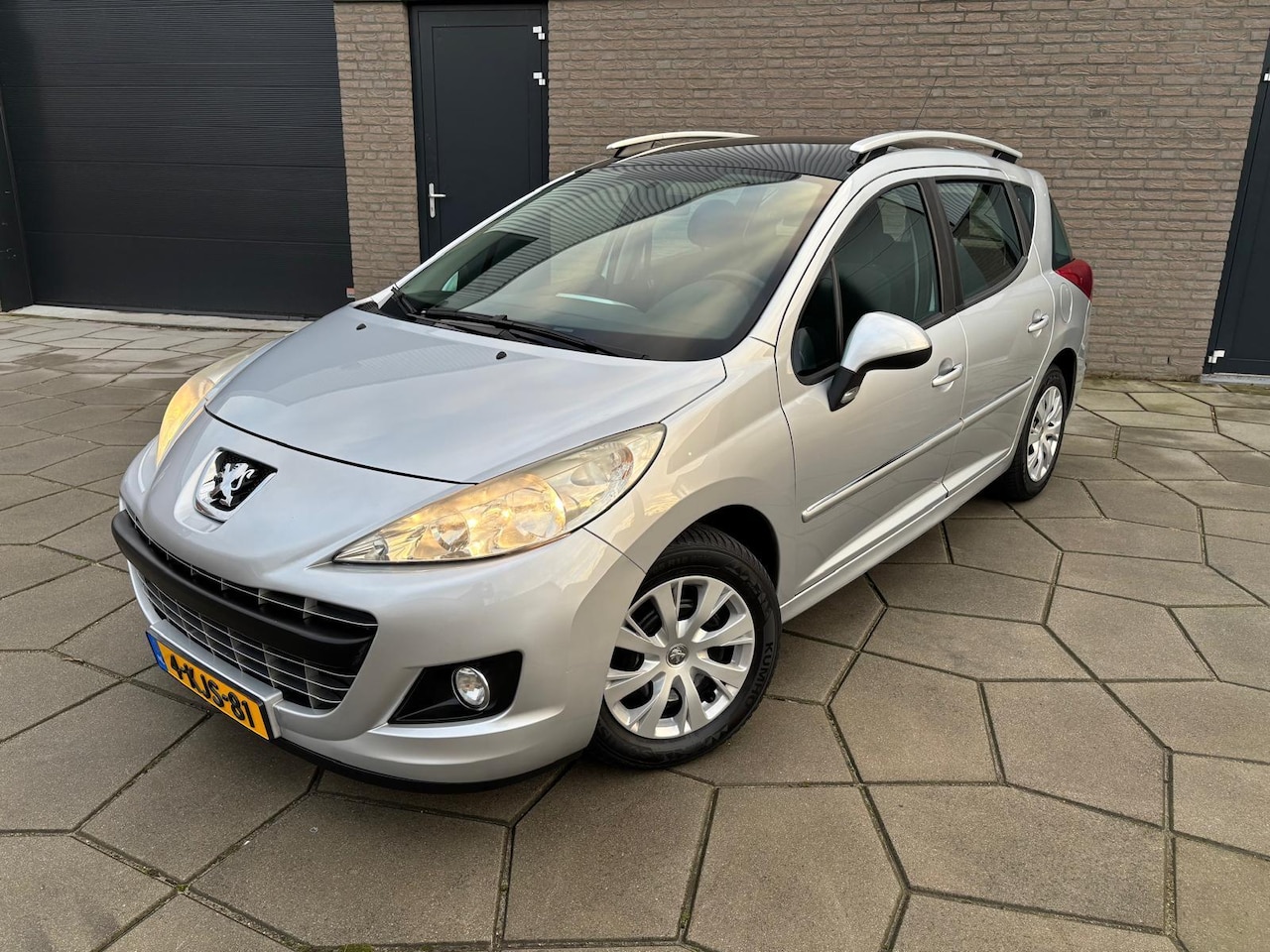 Peugeot 207 SW - 1.4 VTi Active| Airco | leuke station car |Metallic, trekhaak en dakrails - AutoWereld.nl