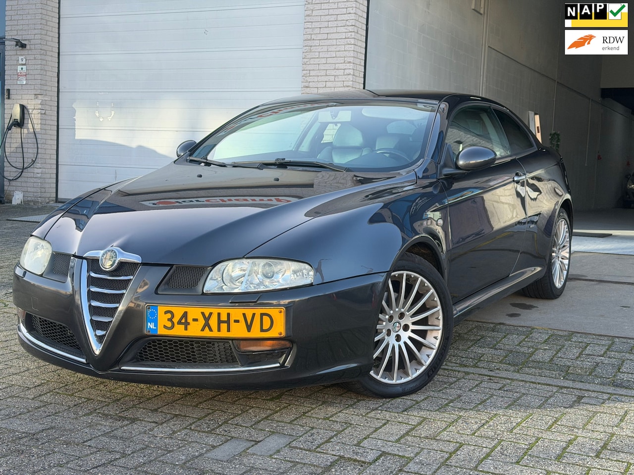 Alfa Romeo GT - 2.0 JTS Imola/ 3drs/ nap/ 1jaar apk/ airco/ navi/ stoelverwarming/ zeer nette auto. - AutoWereld.nl