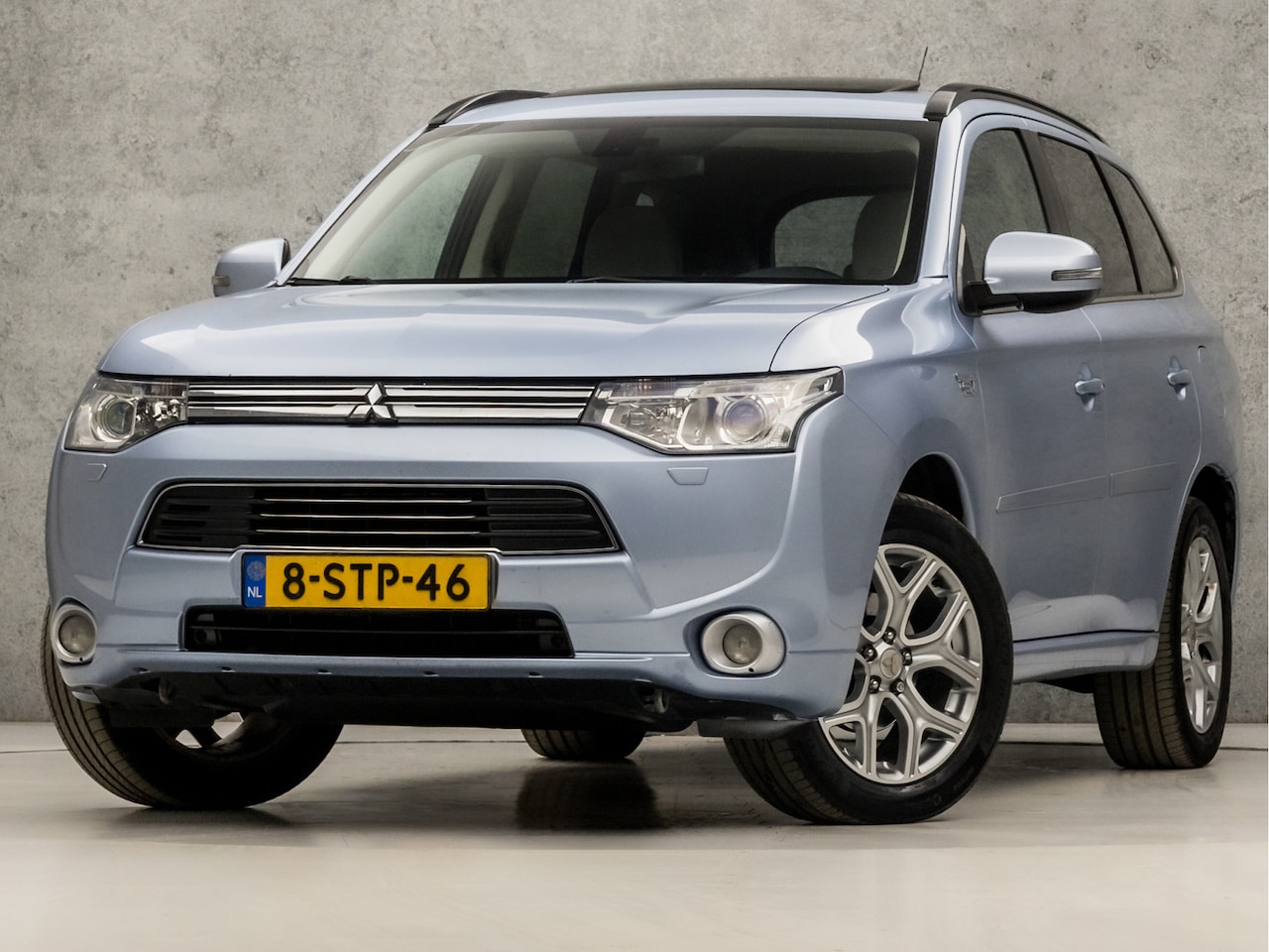 Mitsubishi Outlander - 2.0 PHEV Deluxe 203Pk (SCHUIFDAK, NAVIGATIE, CAMERA, LEDER, STOELVERWARMING, ADAPTIVE CRUI - AutoWereld.nl