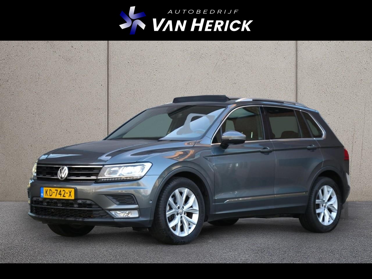 Volkswagen Tiguan - 1.4 TSI ACT 150PK Connected Series | Panoramadak | Leer | Nette staat - AutoWereld.nl