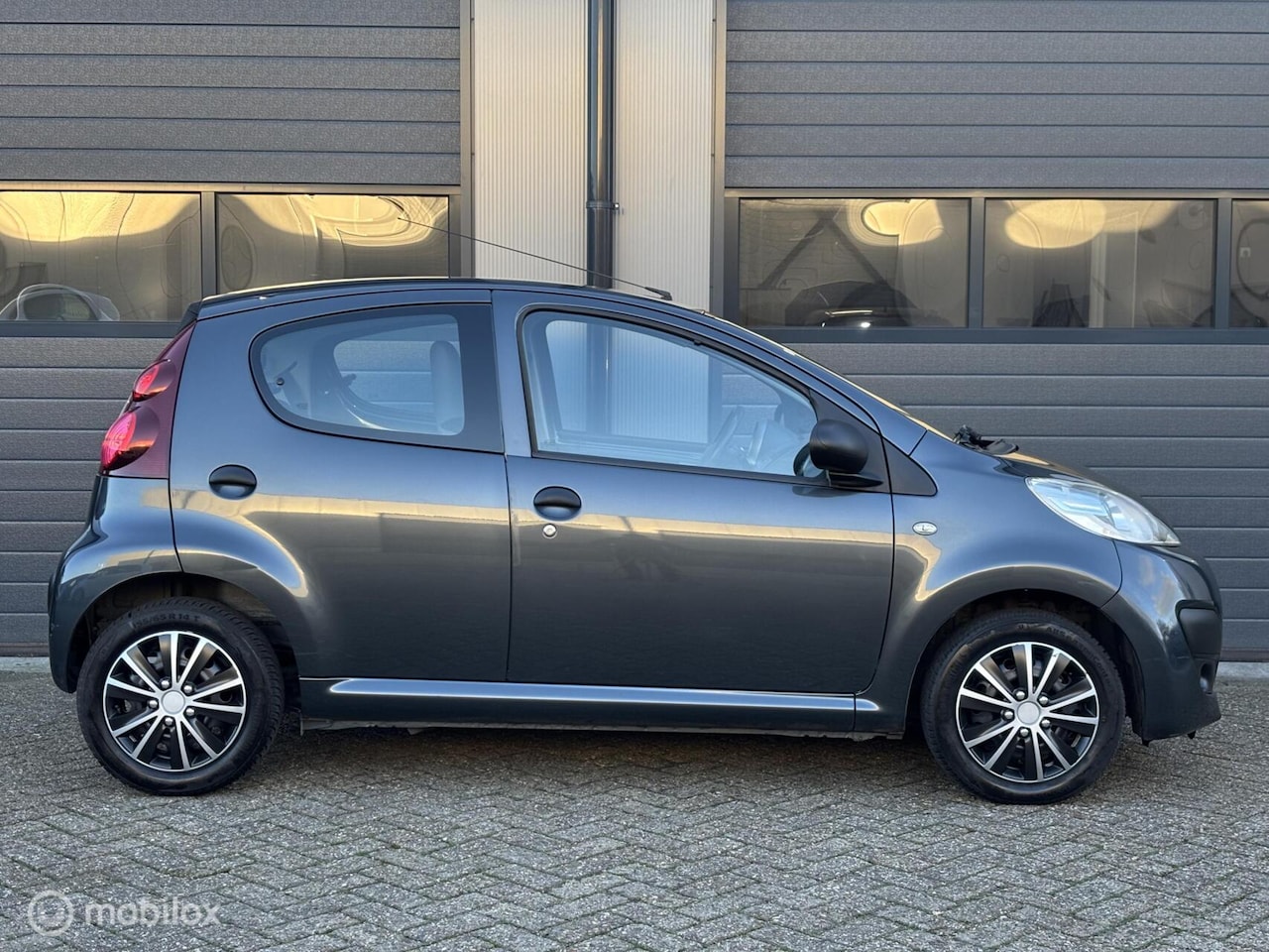 Peugeot 107 - 1.0 Access Accent Uitvoering 1SteEigenaar/Airco - AutoWereld.nl