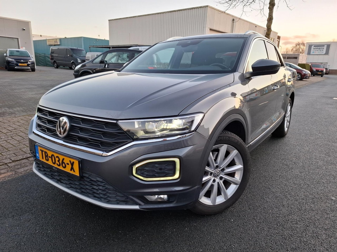 Volkswagen T-Roc - 2.0 TSI 4Motion Sport AUTOMAAT/NAVI/ACC/LED/TREKHAAK! - AutoWereld.nl