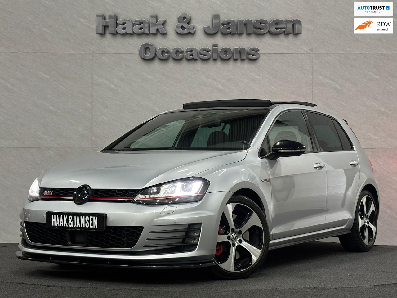 Volkswagen Golf - 2.0 TSI GTI Performance - Pano - Camera - Stoelverwarming - AutoWereld.nl