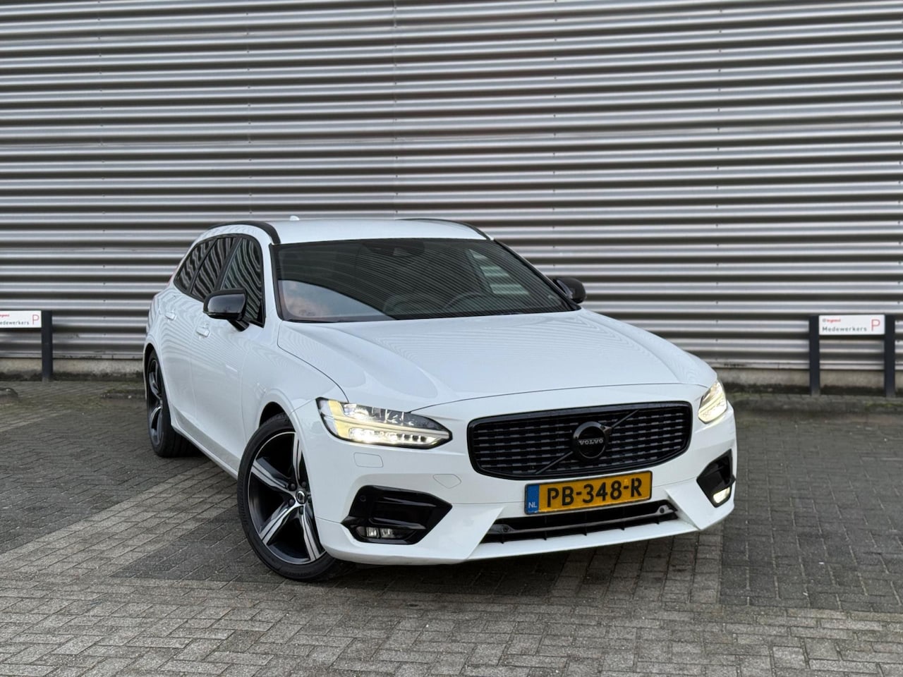 Volvo V90 - 2.0 D3 R-Design (bj 2017) DEALER OH|CAM|NAVI|XENON|LED|CARPLAY - AutoWereld.nl