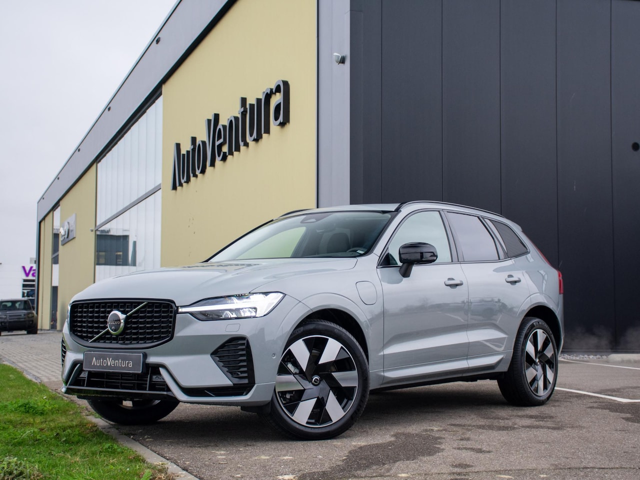 Volvo XC60 - 2.0 T8 Plug-in hybrid AWD Plus Dark | Stoelverwarming | Stuurwiel verwarming | Trekhaak l - AutoWereld.nl