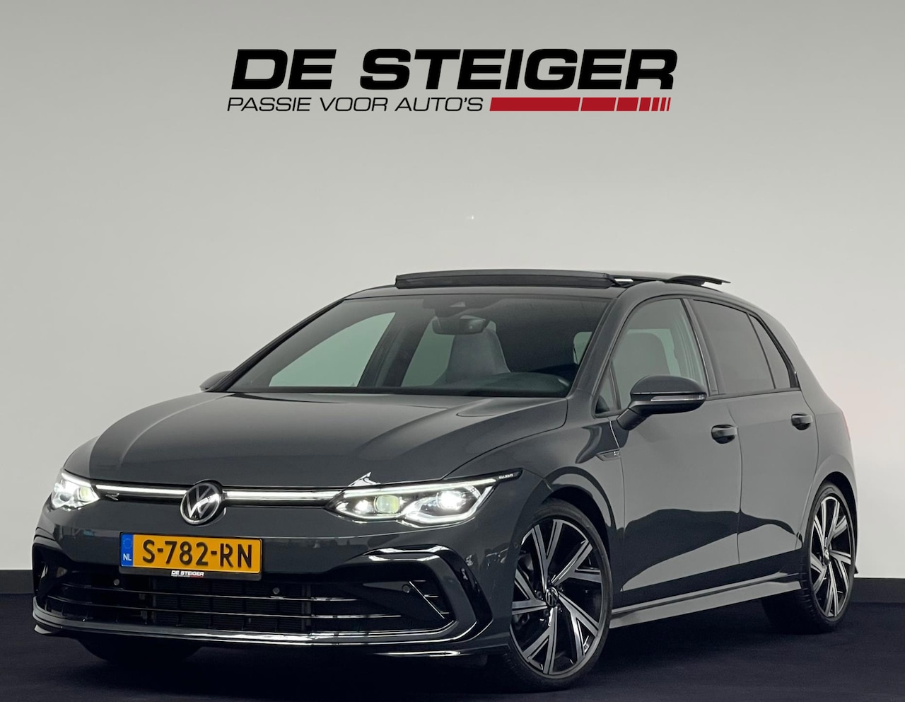 Volkswagen Golf - 1.5 eTSI R-Line DSG Pano Keyless Harman Kardon IQ Light Matrix - AutoWereld.nl