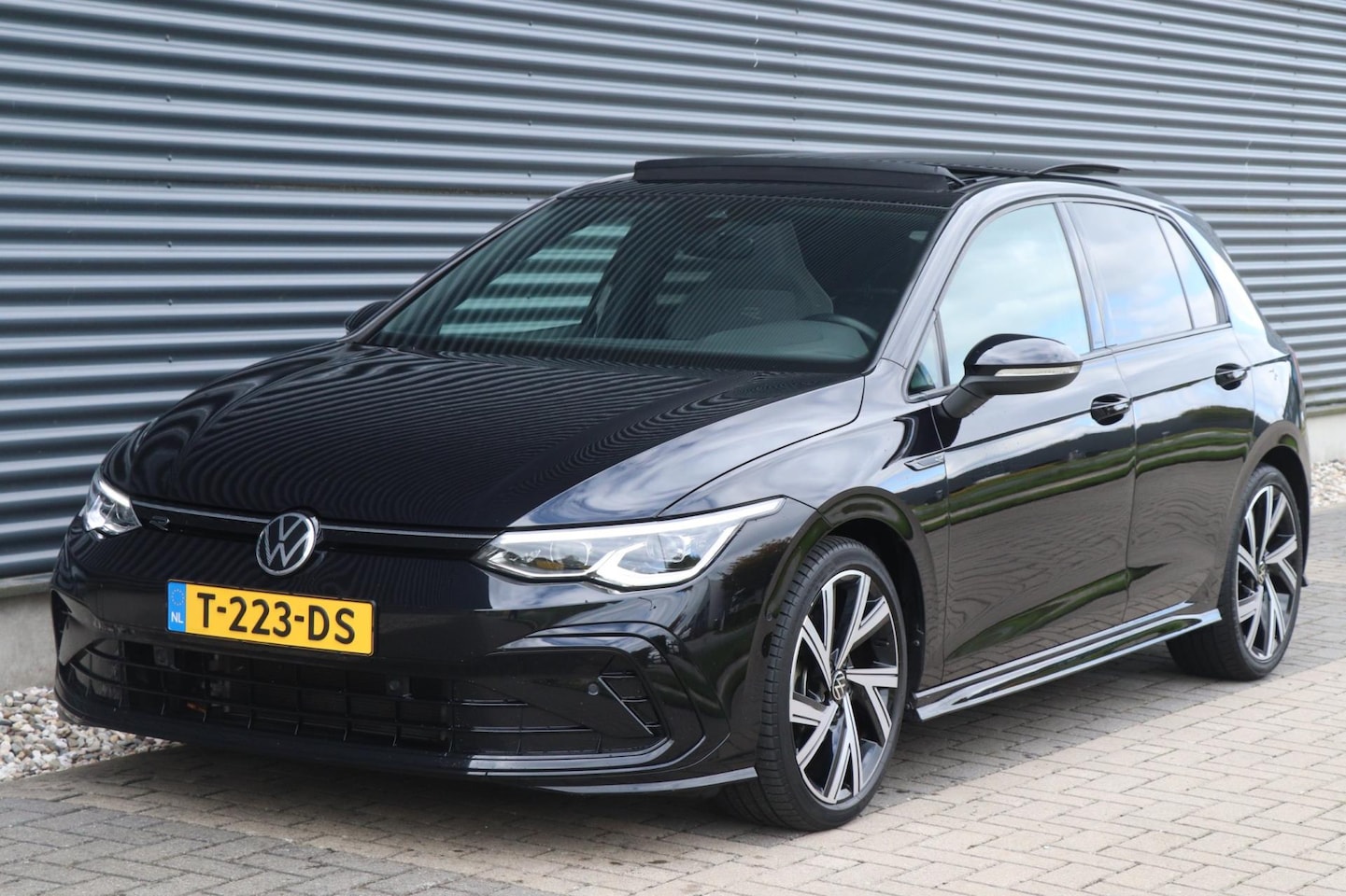 Volkswagen Golf - 1.5 eTSI R-Line | 3X R-Line | PANO | IQ.Light | VOL! - AutoWereld.nl