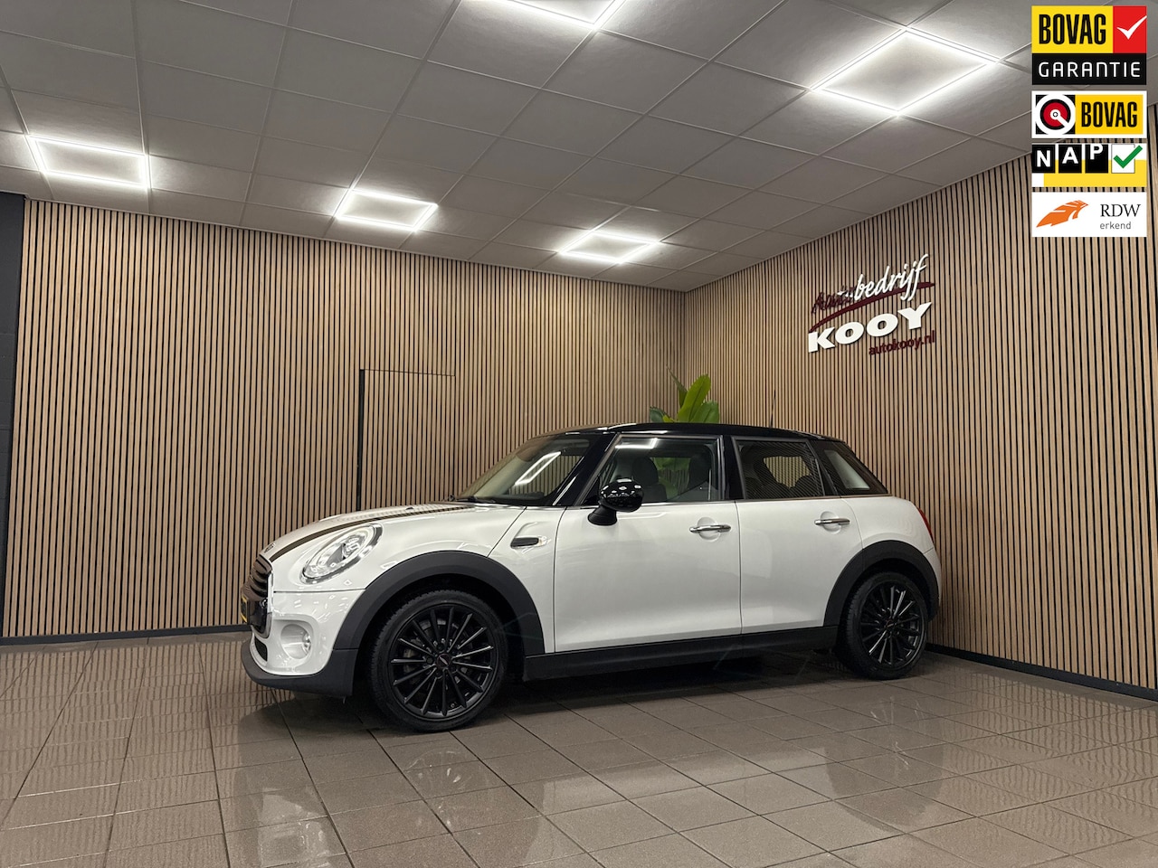 MINI Cooper - Mini 1.5 Serious Business * Panoramadak / Navigatie / LED / Parkeersensoren / NL Auto * - AutoWereld.nl