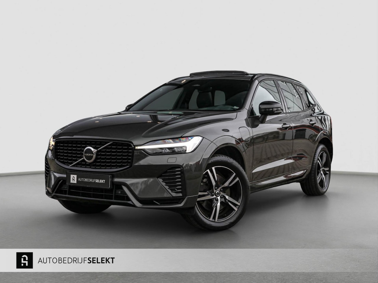 Volvo XC60 - 2.0 T8 AWD R-Design Long Range | Pano | Trekhaak | Facelift | Pine Grey | Harman Kardon | - AutoWereld.nl