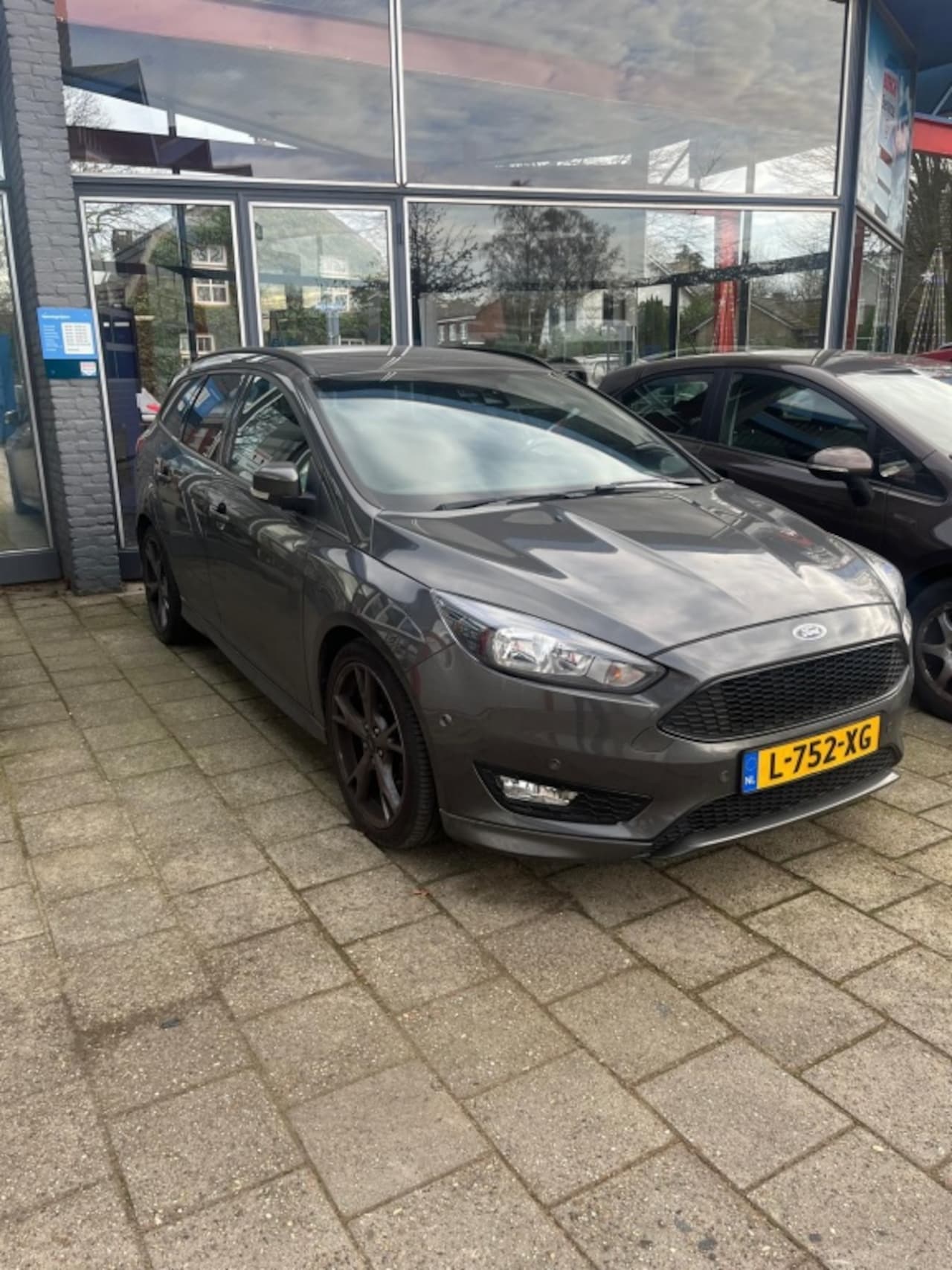 Ford Focus Wagon - 1.5 ST BJ 2017 Grijs Automaat - AutoWereld.nl