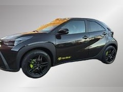 Toyota Aygo X - Hybrid 115 play Green, Lm velgen, Getinte ramen, All season banden, Groene Remklauwen