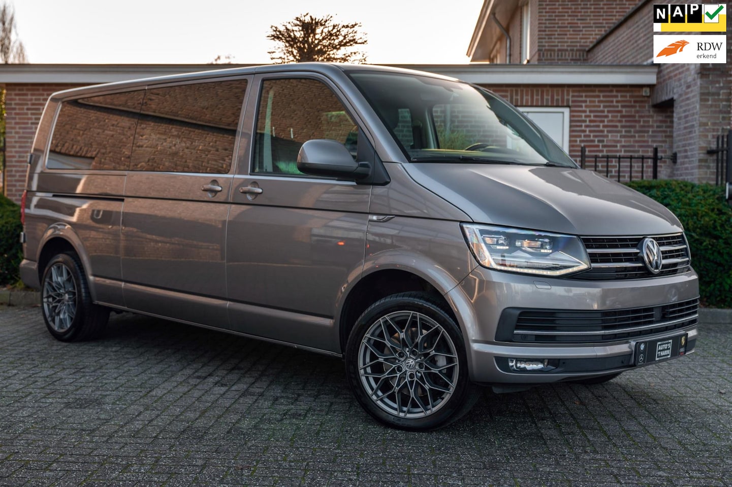 Volkswagen Transporter - 2.0 TDI L2H1 DC Highline LED Adept Leer - AutoWereld.nl