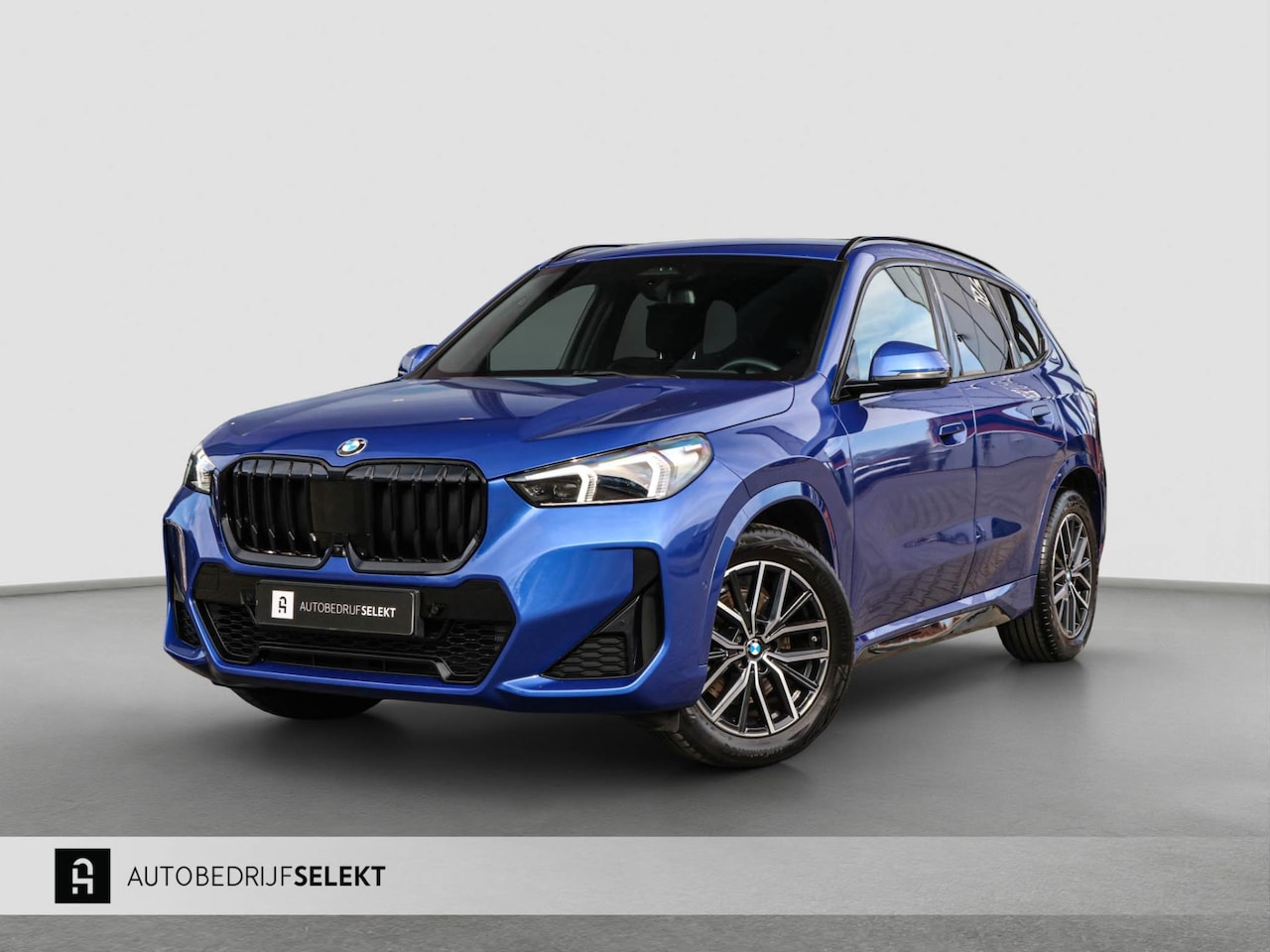 BMW X1 - SDrive20i M-Sport - 360 CAMERA - HEAD UP - SFEERVERLICHTING - CARPLAY - ADAPTIVE CRUISE - - AutoWereld.nl