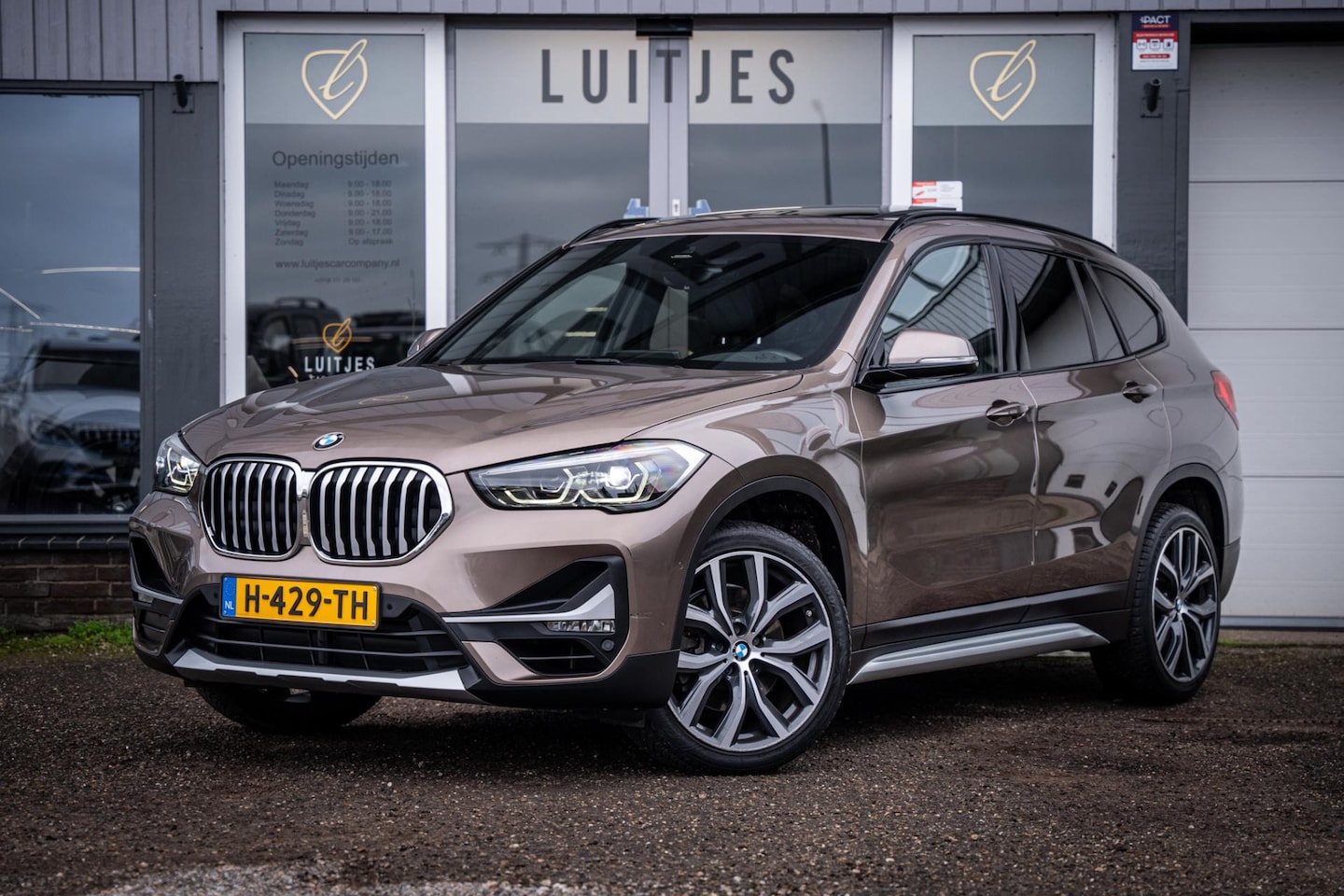 BMW X1 - SDrive20i VDL Nedcar I Pano-dak I Leder I Afn.Trekhaak I M-Stuur I 19'' I Org.NL I Dealer- - AutoWereld.nl
