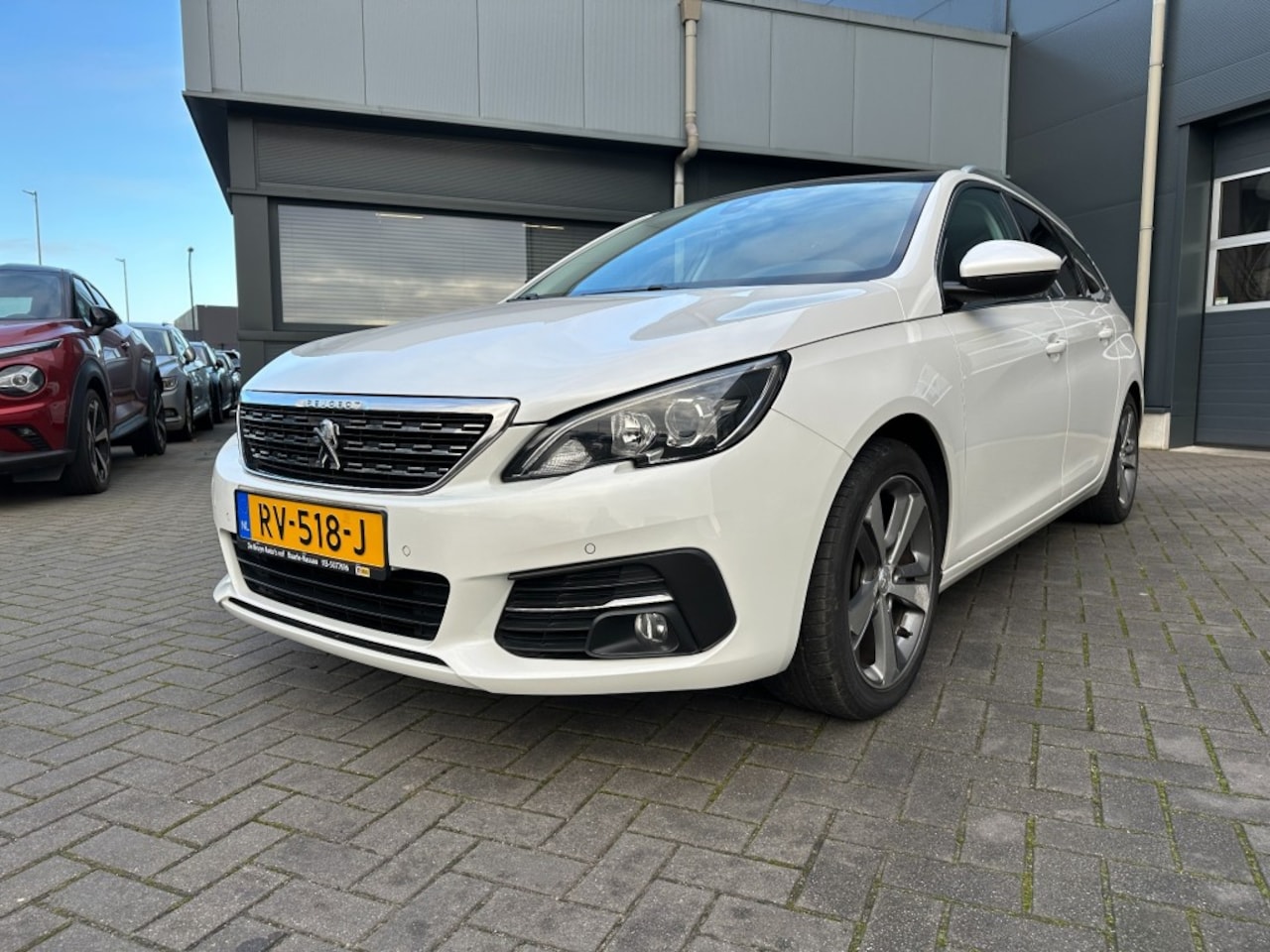 Peugeot 308 - 308 SW 1.2 PureTech Premium Navi. Camera Panorama Trekhaak - AutoWereld.nl