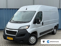 Peugeot Boxer - 330 2.2 BlueHDi 120 L2H2 Premium | Achteruitrij camera | Armsteun voor | Centrale deurverg