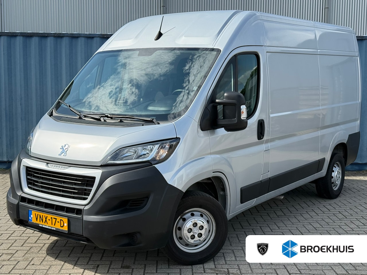 Peugeot Boxer - 330 2.2 BlueHDi 120 L2H2 Premium | Achteruitrijcamera | All-season banden | Bestuurderssto - AutoWereld.nl