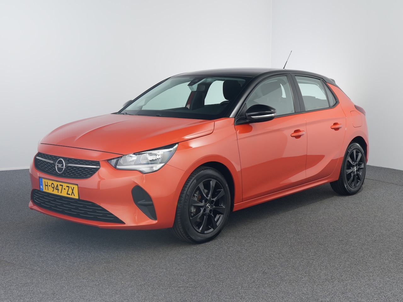 Opel Corsa - 1.2 Black-Orange Edition | Achterbank in delen neerklapbaar | Afwijkende dakkleur | Airco - AutoWereld.nl