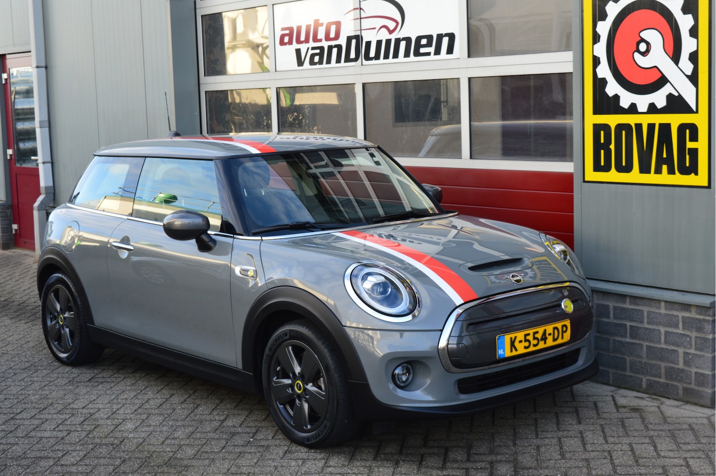 MINI Mini-Electric - Basic 33 kWh O.a: Navi, Clima, Cruise, Sportstoelen, Carplay, Etc. All-in prijs! - AutoWereld.nl