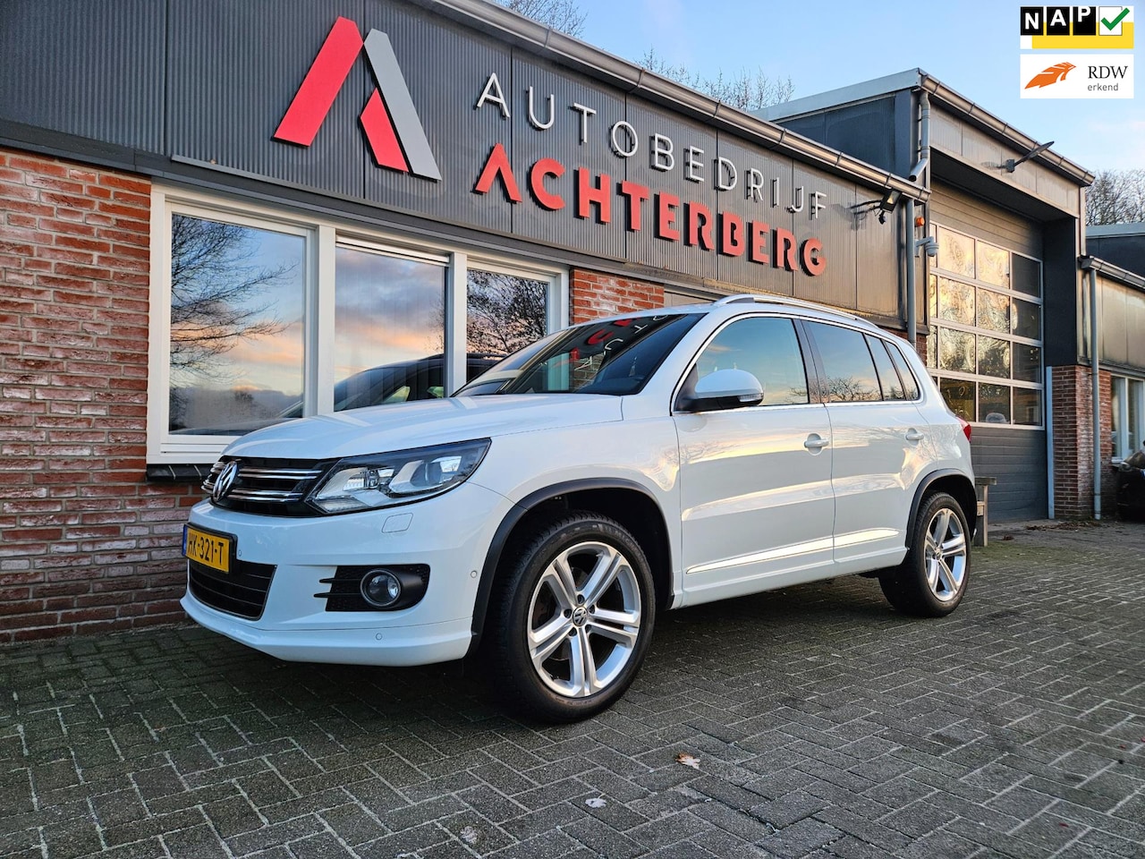 Volkswagen Tiguan - 1.4 TSI R-Line Edition Schuifdak! Xenon! Leer! NAP! Mooie/Nette Auto! - AutoWereld.nl