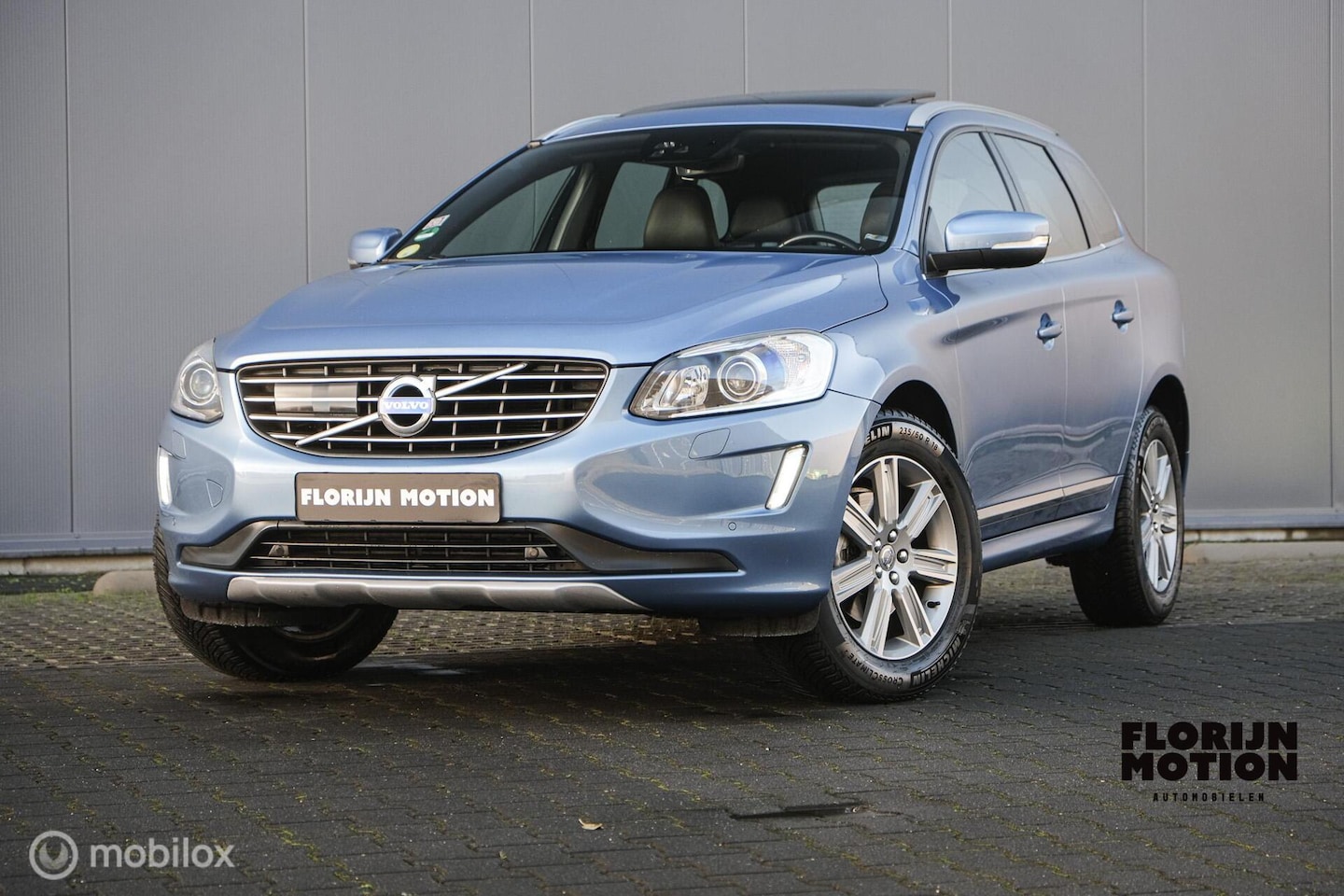 Volvo XC60 - 2.0 D4 FWD Summum Plus | Trekhaak | Pano | Adaptieve Cruise | Leder | Powerblue | dealeron - AutoWereld.nl
