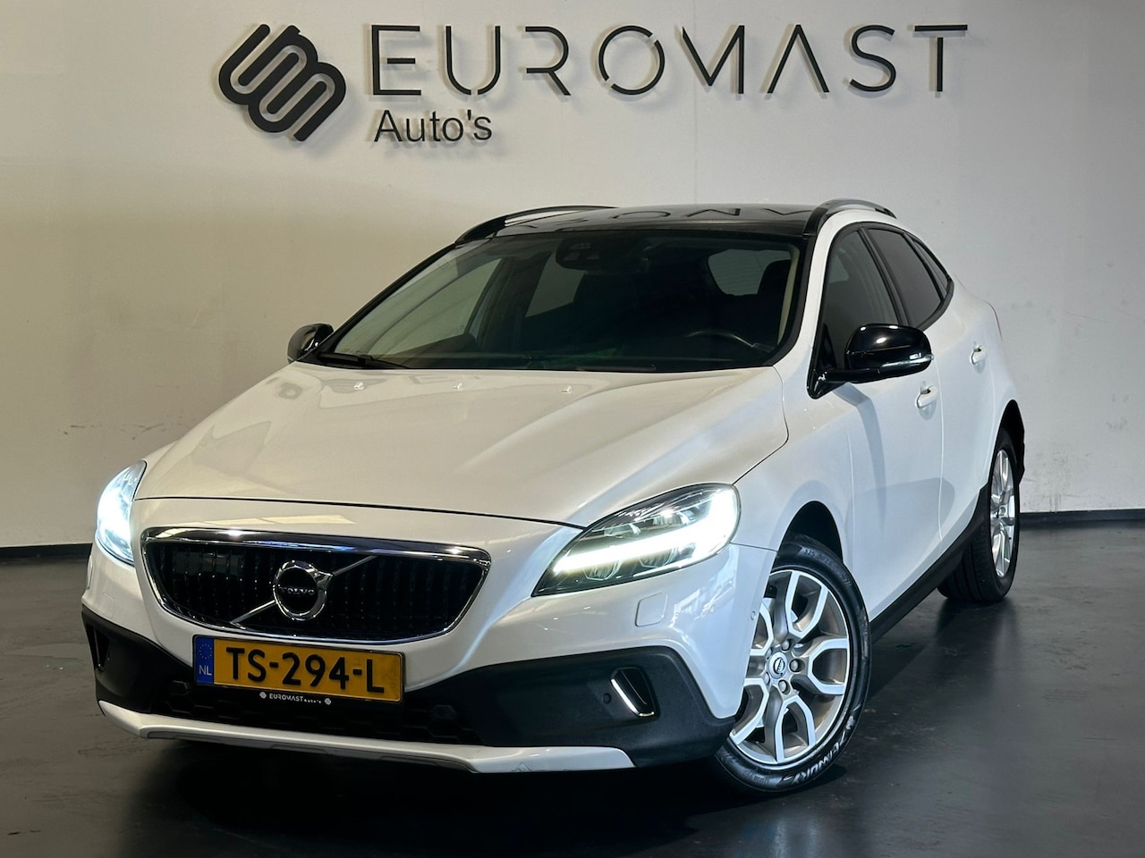 Volvo V40 Cross Country - 1.5 T3 Polar+ Luxury Panoramadak Leder Cruise Automaat - AutoWereld.nl