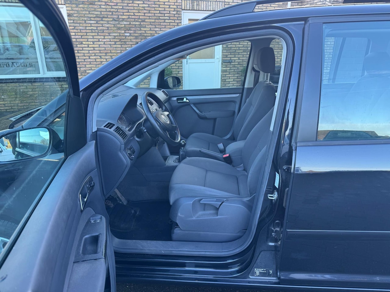 Volkswagen Touran - 1.6-16V FSI Business weinig kilometers - AutoWereld.nl