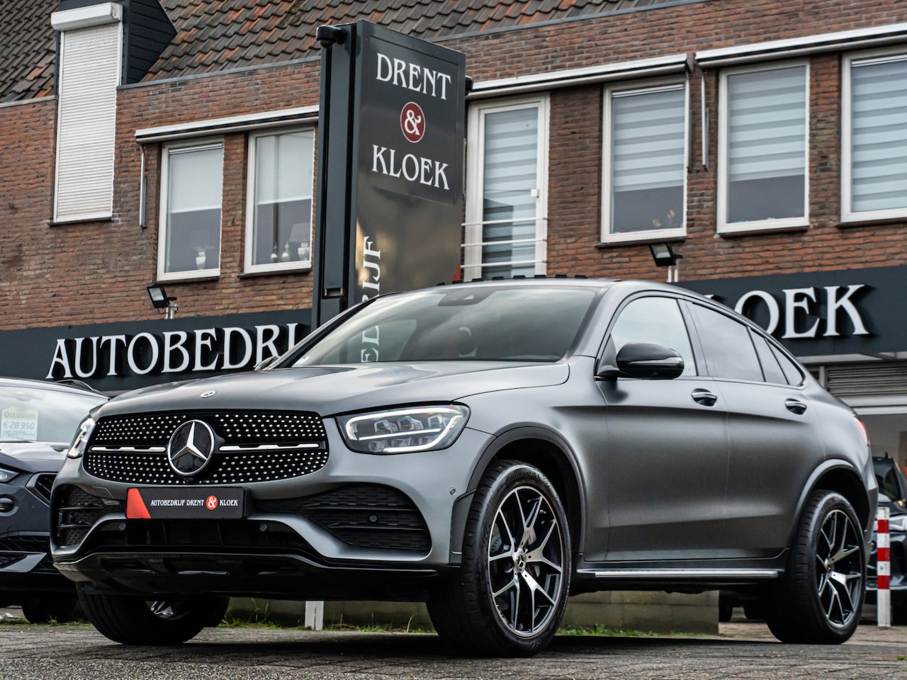 Mercedes-Benz GLC-klasse Coupé - 300e 4MATIC Premium Plus PANO TREKHAAK 360 CAMERA NIGHT PAKKET TREEPLANKEN ELEK STOELEN - AutoWereld.nl
