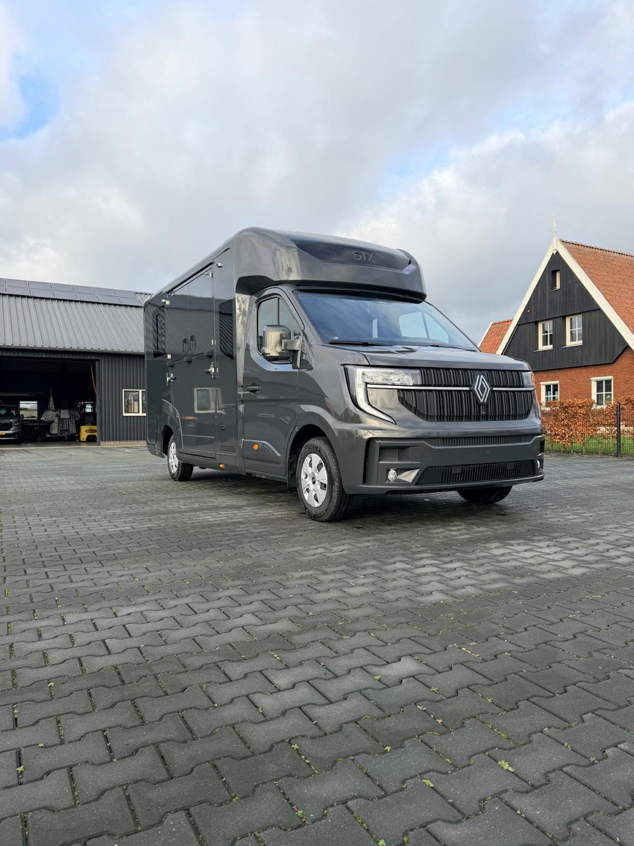 Renault Master Pro - STX S5L Automaat 5 pers pro-safety paardenwagen, id 52 - AutoWereld.nl