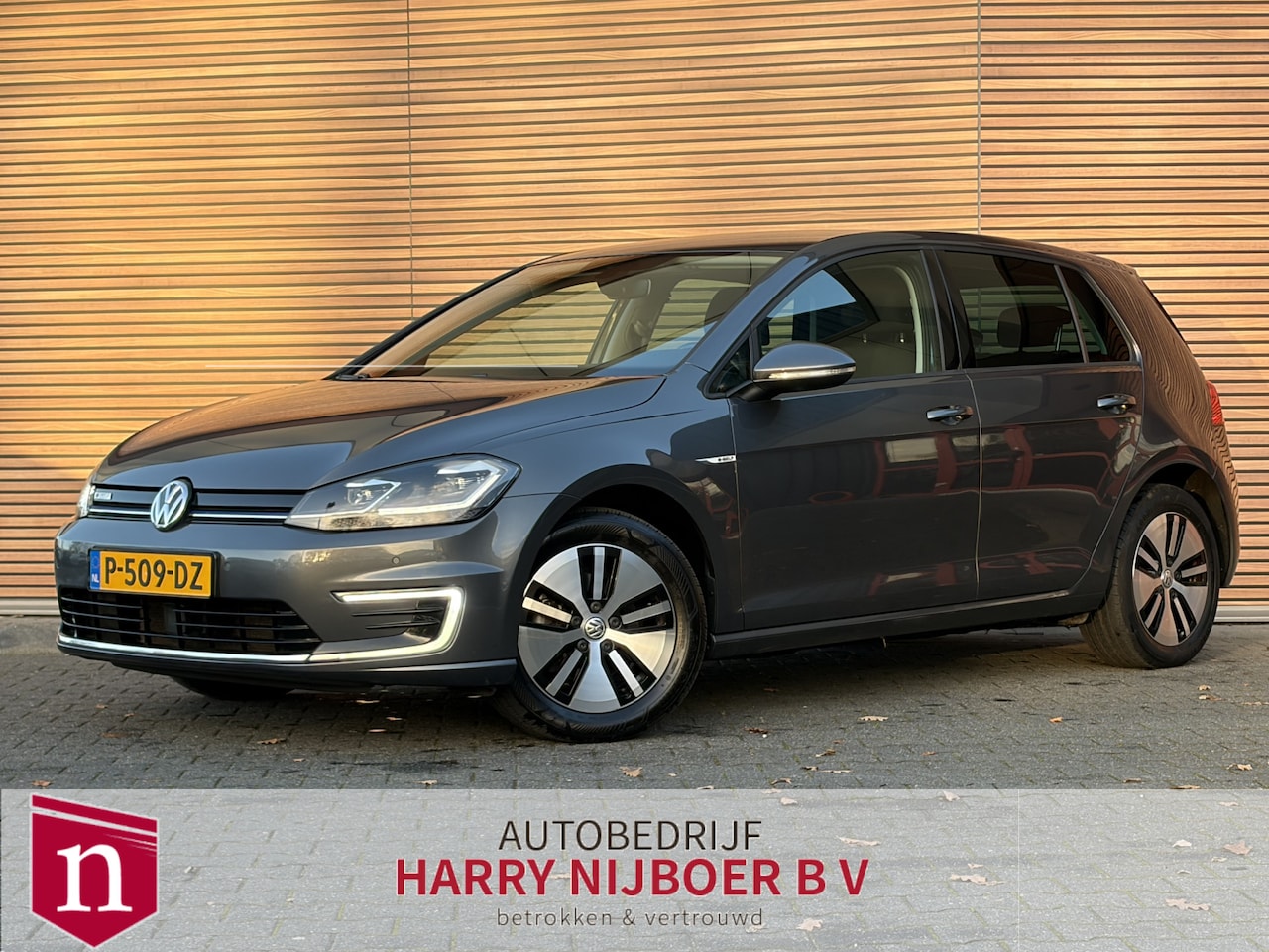 Volkswagen e-Golf - e-Golf Carplay / adpt cruise / Lm velg / navi  enz - AutoWereld.nl