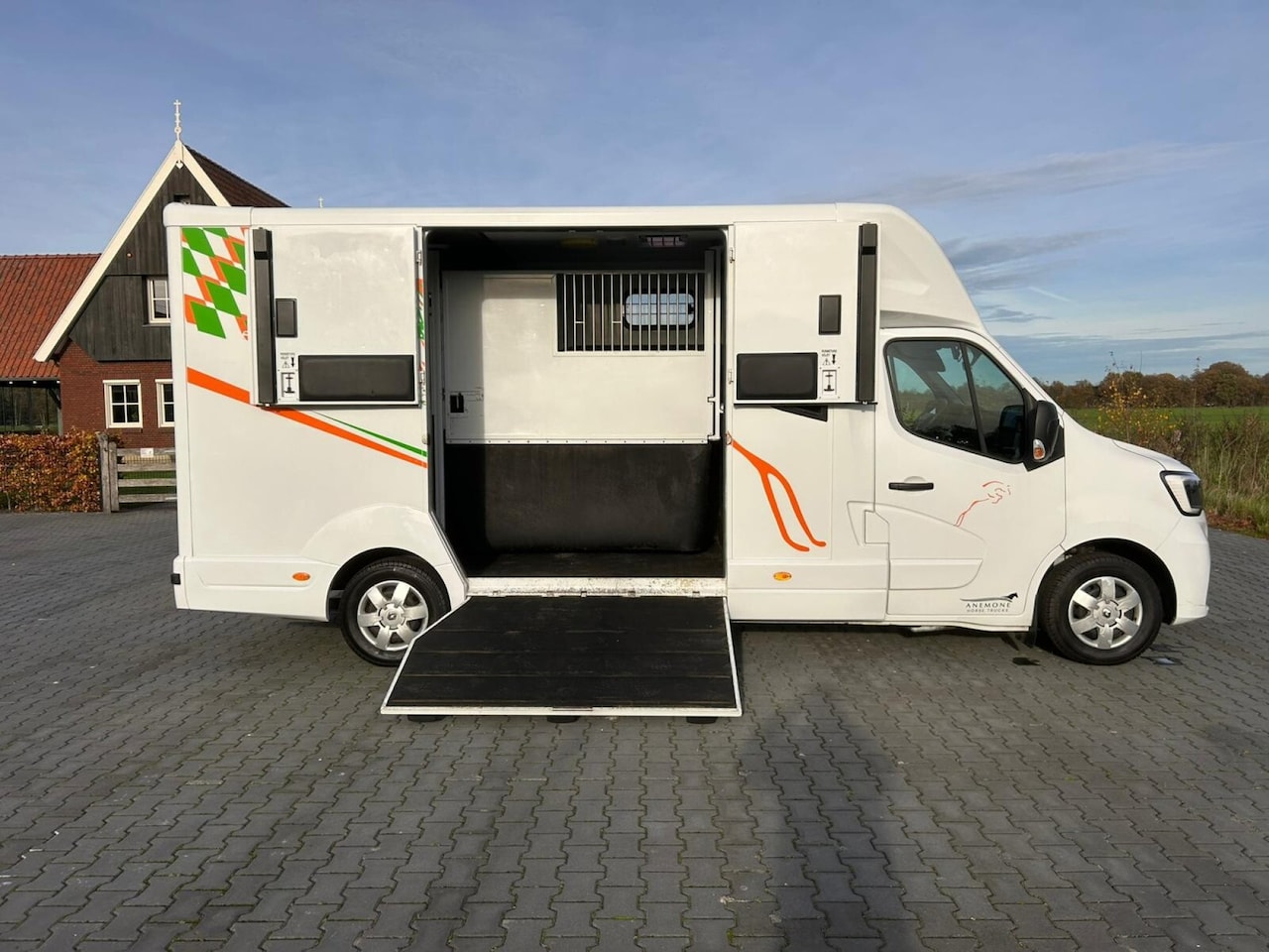 Renault Master Pro - MTM S5L paardenwagen Pro-Safety hengsten uitvoering, id 105 - AutoWereld.nl